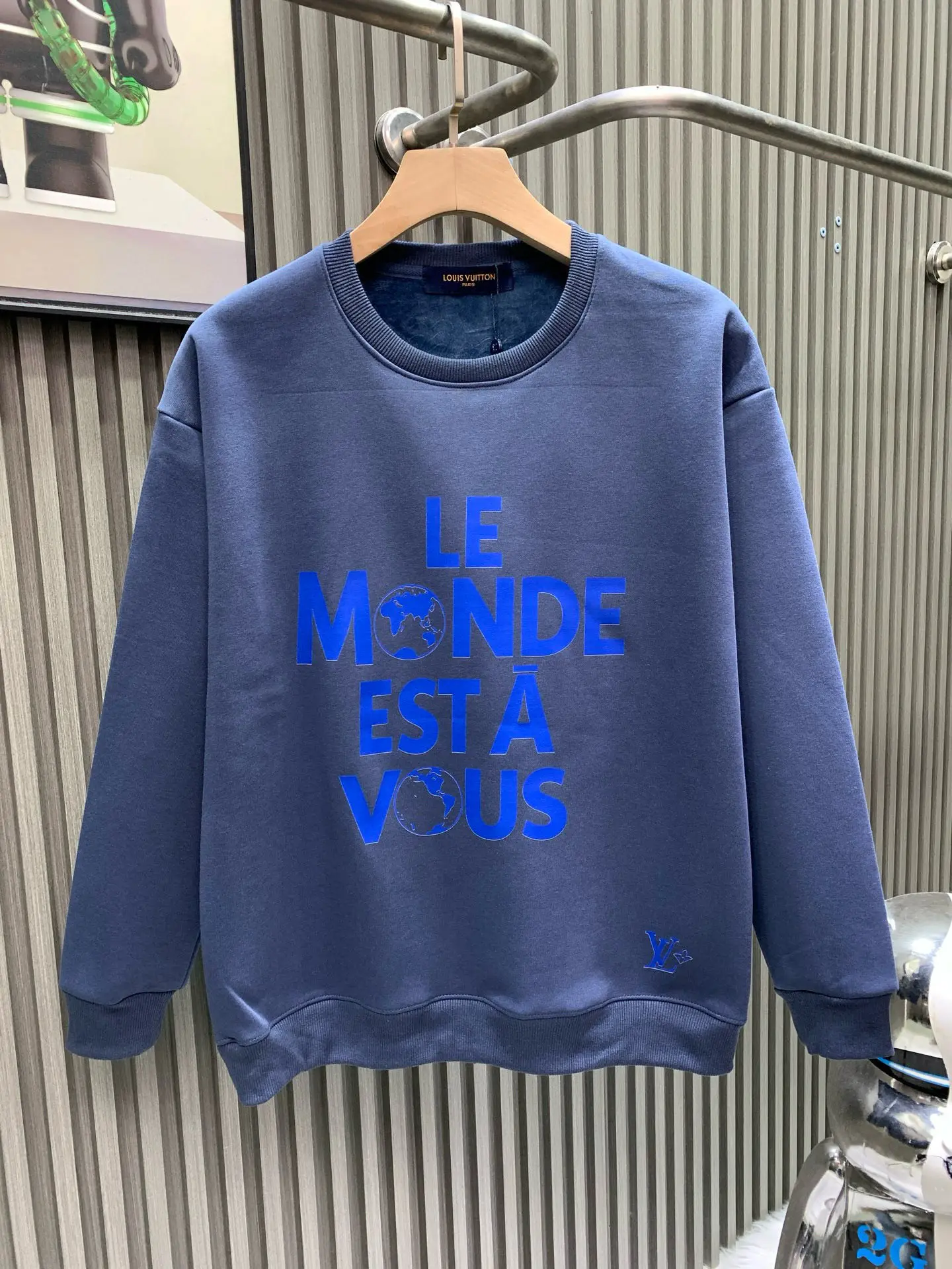 Le Monde Est À Vous Graphic Sweatshirt D17514126