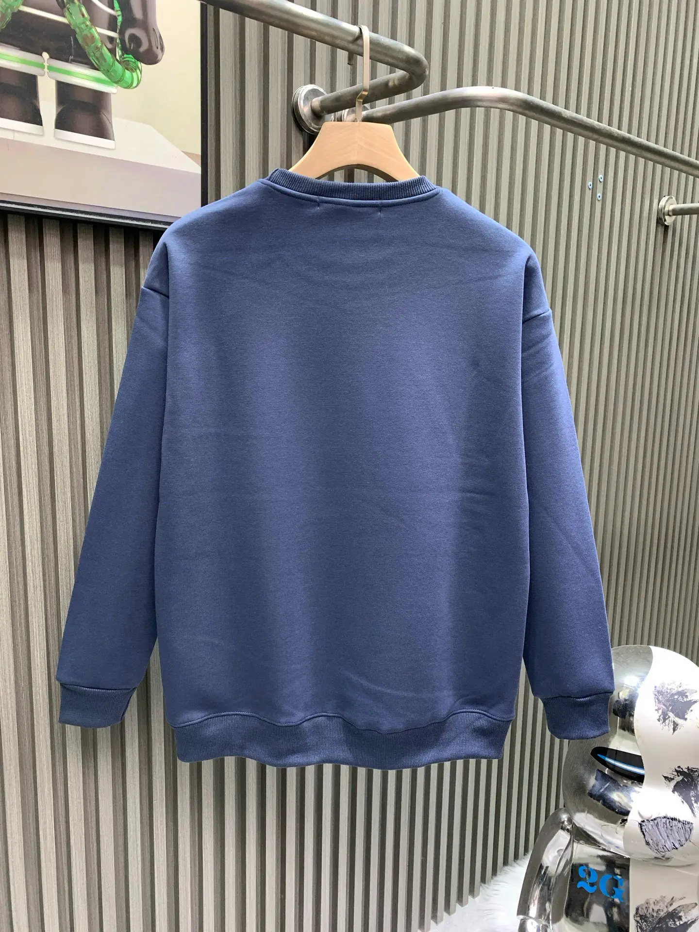 Le Monde Est À Vous Graphic Sweatshirt D17514126 — view 2