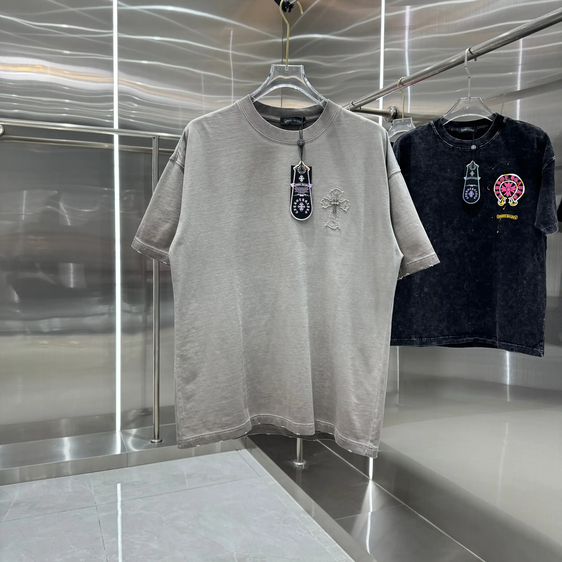 Embroidered Patch Acid-Wash T-Shirt D18013828