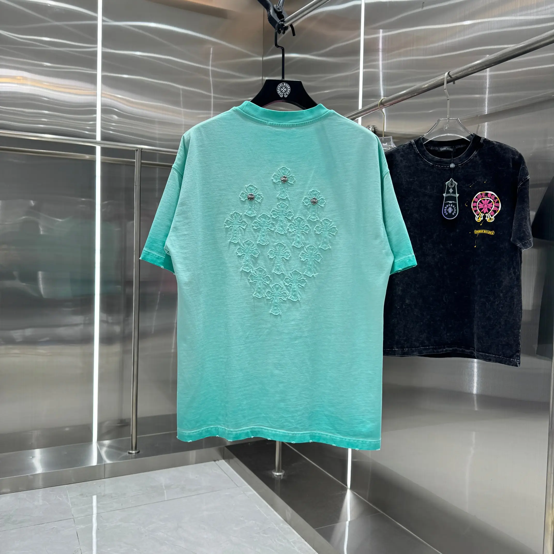 Acid-Wash Embroidered Patch T-Shirt D18013830 — view 2