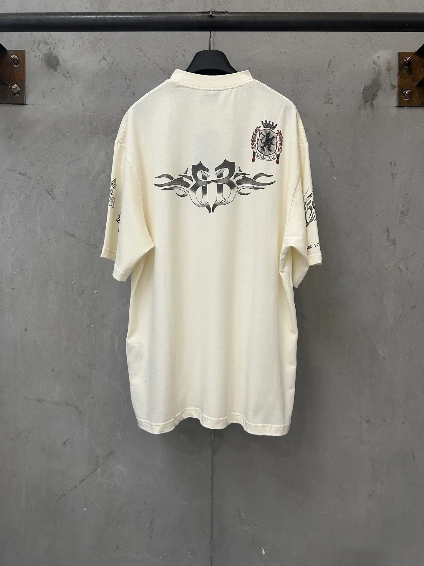 1917 Tattoo Graphic Oversized T-Shirt D19523747 — view 2