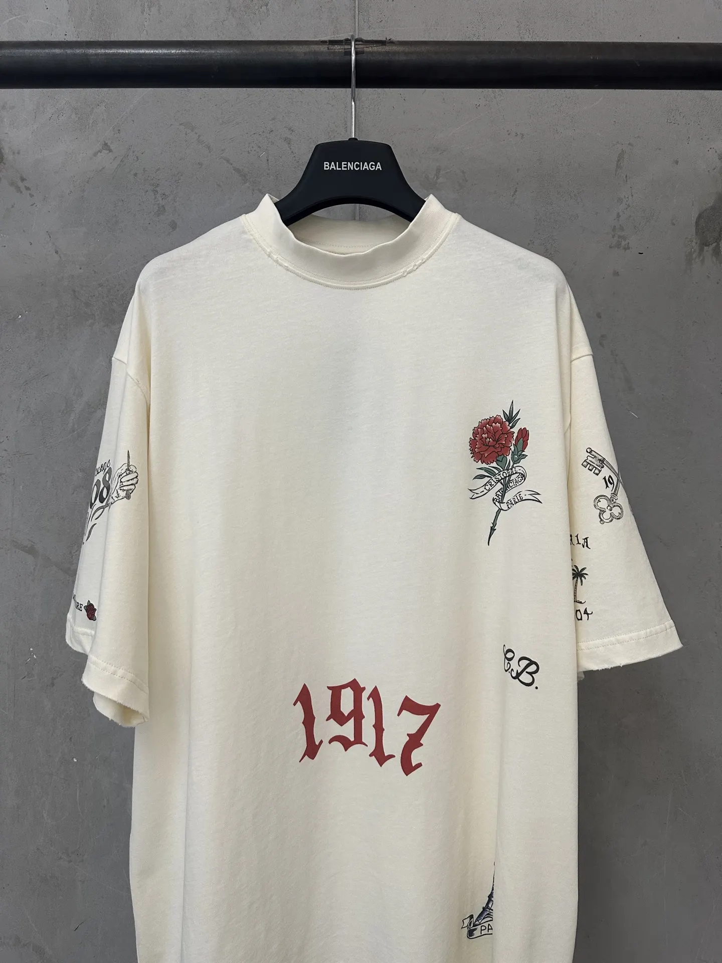 1917 Tattoo Graphic Oversized T-Shirt D19523747 — view 3