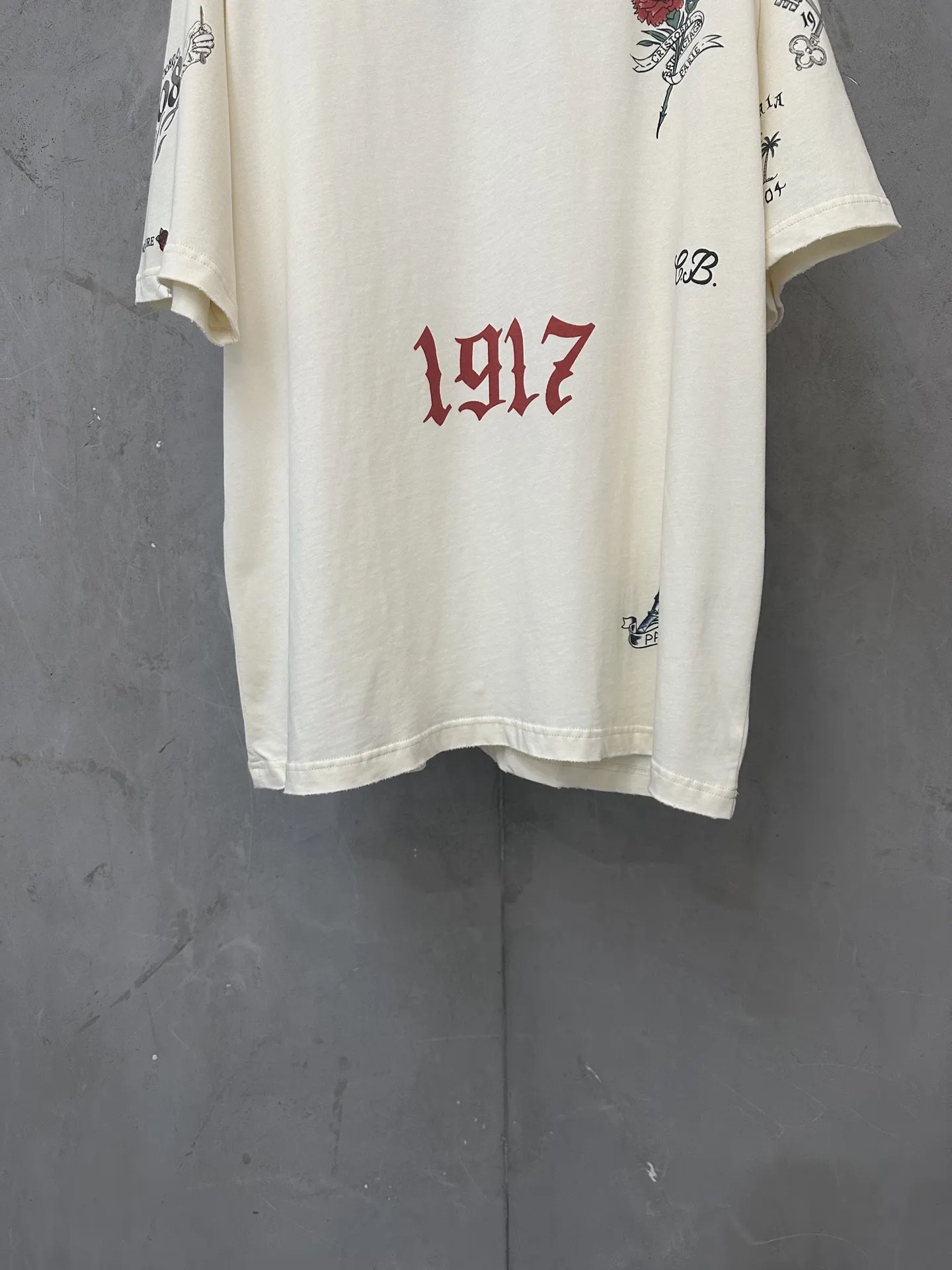 1917 Tattoo Graphic Oversized T-Shirt D19523747 — view 4
