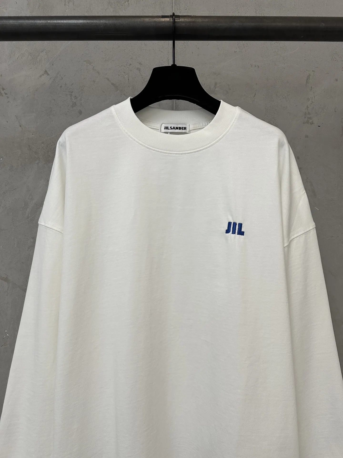 Logo Embroidered Heavyweight Long-Sleeve T-Shirt D20023728 — view 3