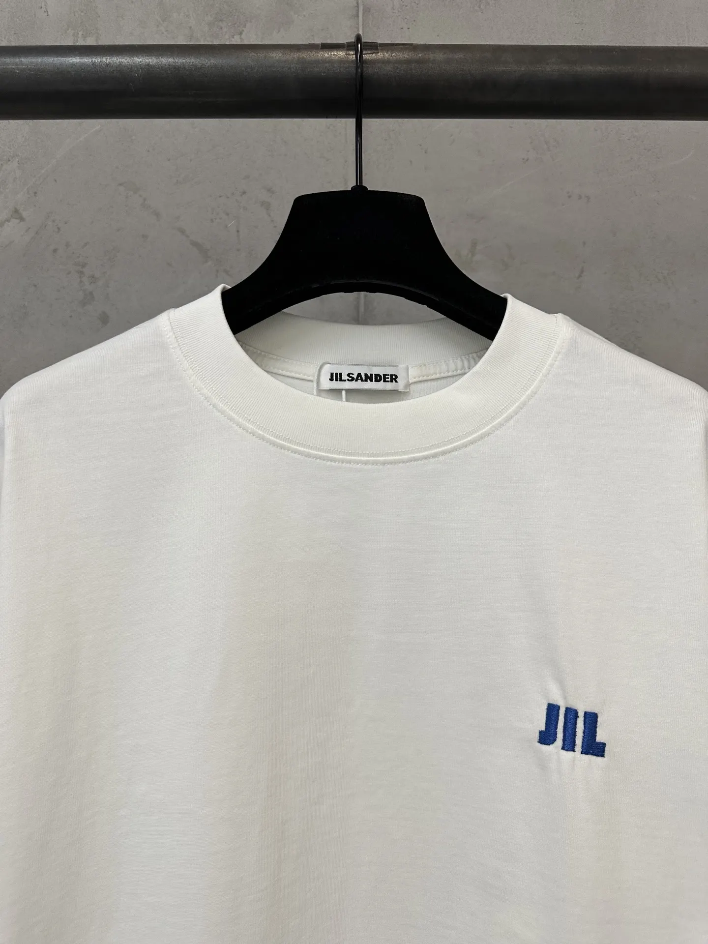 Logo Embroidered Heavyweight Long-Sleeve T-Shirt D20023728 — view 5