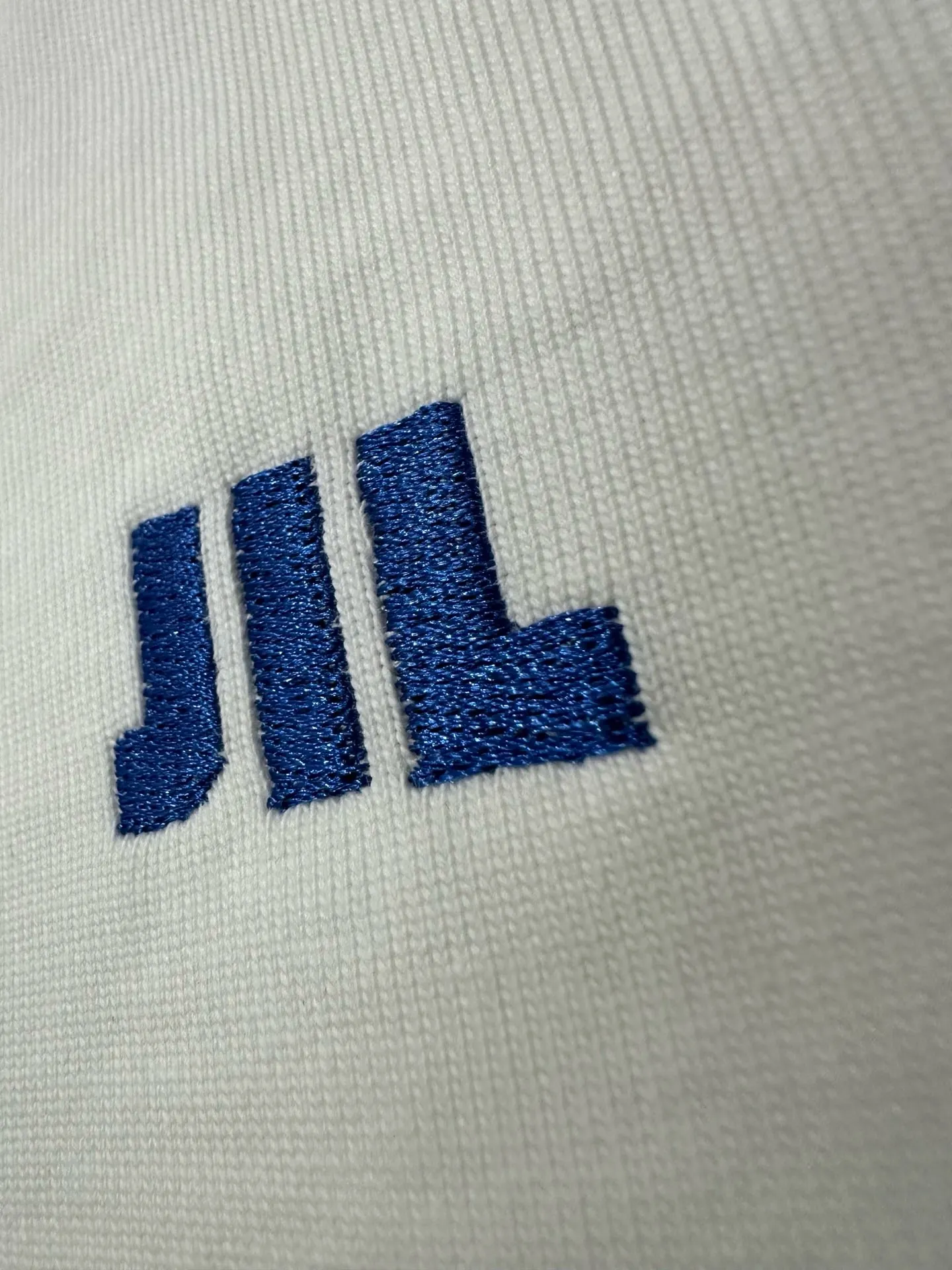 Logo Embroidered Heavyweight Long-Sleeve T-Shirt D20023728 — view 8