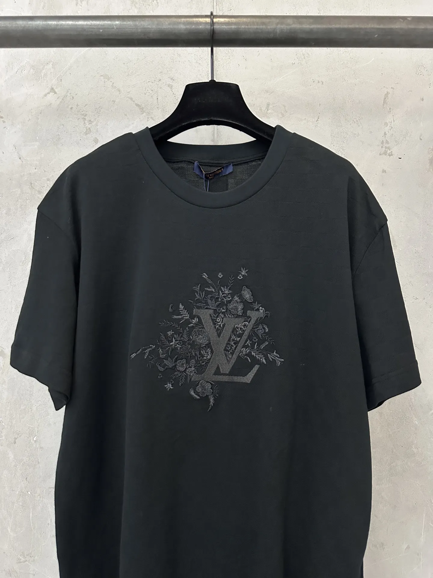Floral Bouquet Embroidered Logo T-Shirt D20011479 — view 3