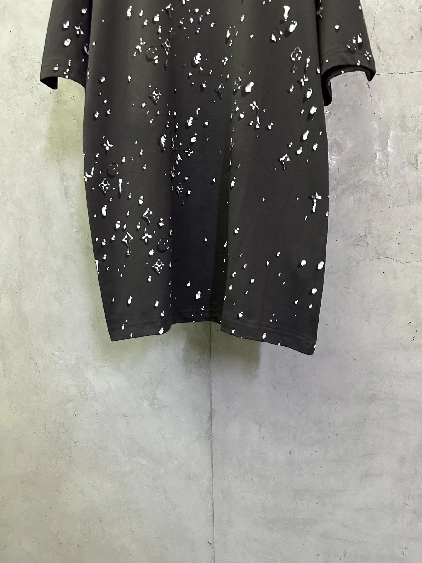 Monogram Paint Splatter Embellished T-Shirt D21011500 — view 4