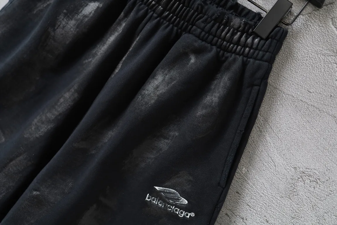 Distressed Mud-Wash Embroidered Sweat Shorts D21014221 — view 3