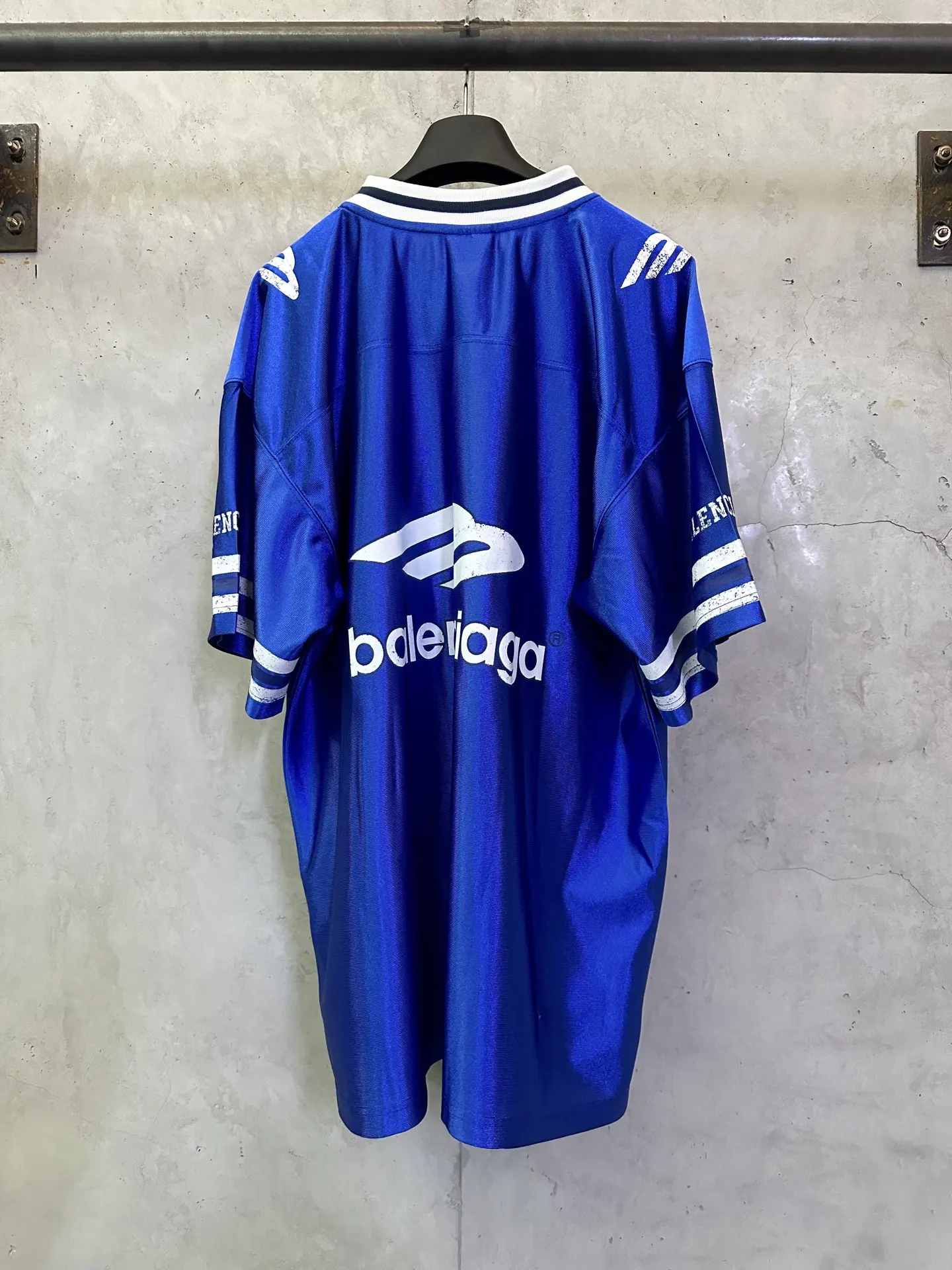 Logo-Embroidered V-Neck Rugby Jersey T-Shirt D22011210 — view 2