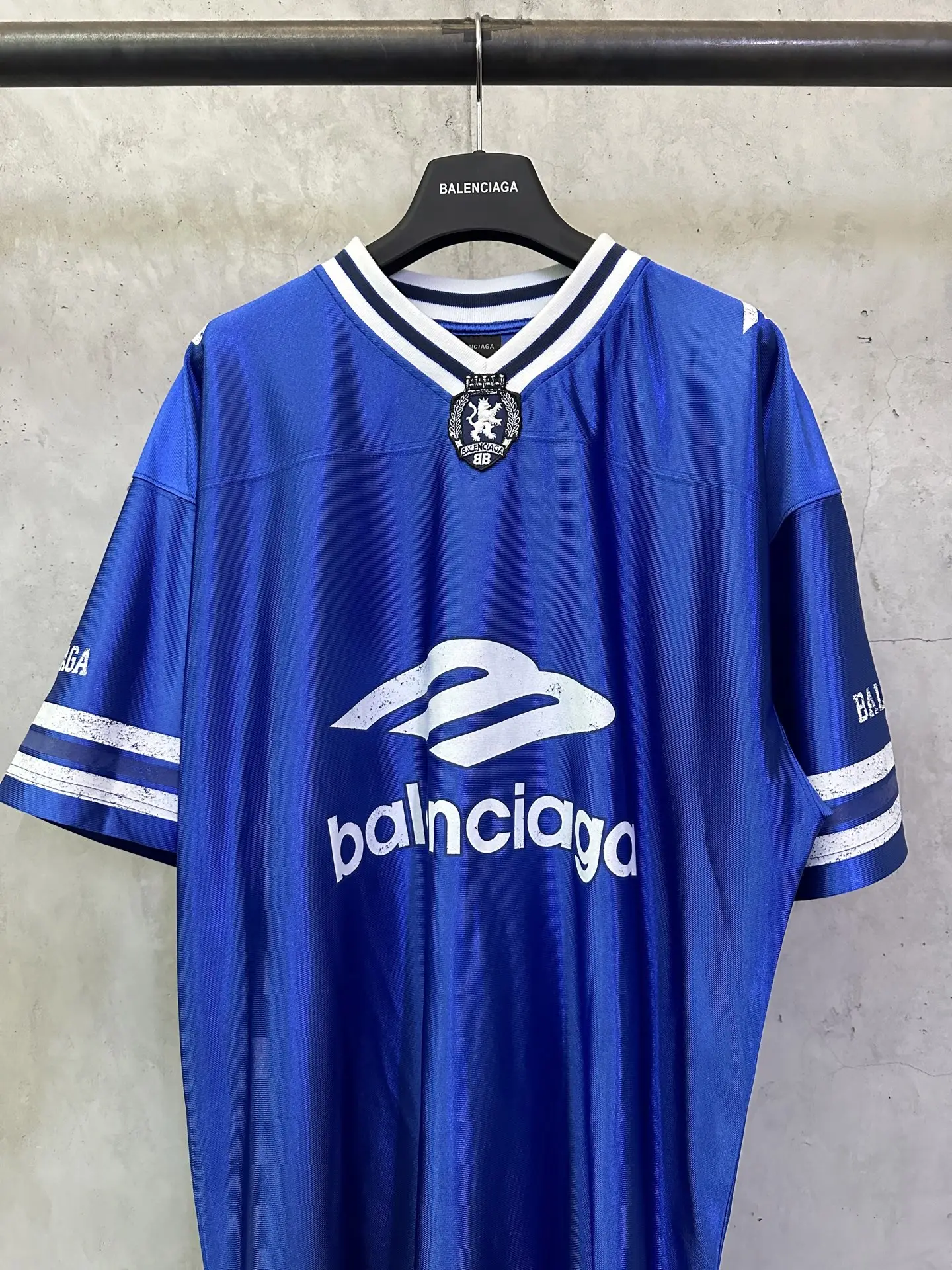 Logo-Embroidered V-Neck Rugby Jersey T-Shirt D22011210 — view 3
