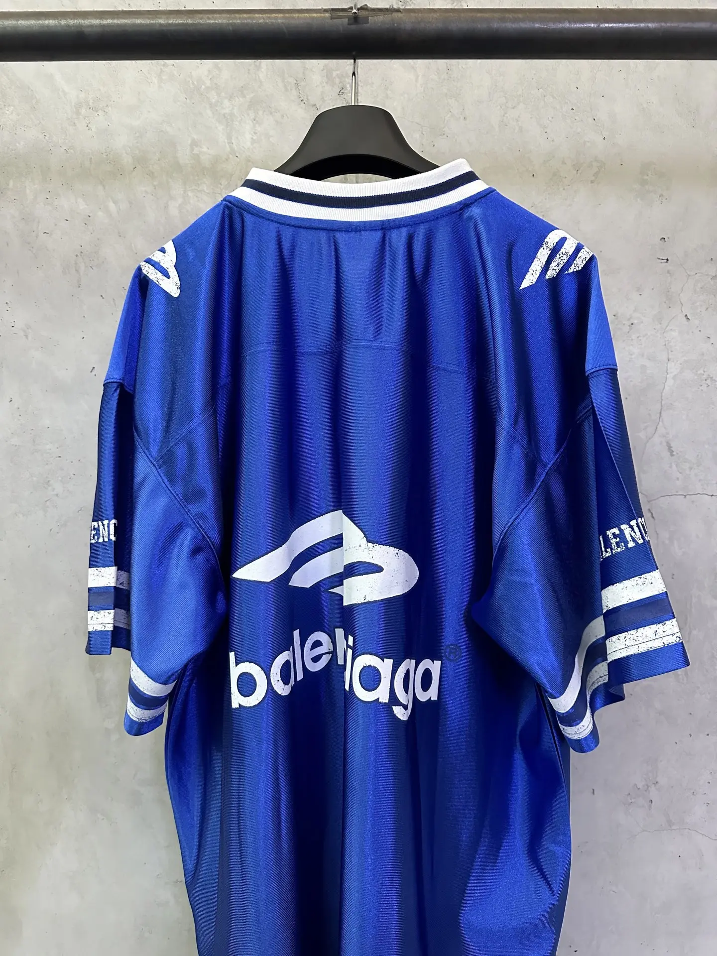 Logo-Embroidered V-Neck Rugby Jersey T-Shirt D22011210 — view 5