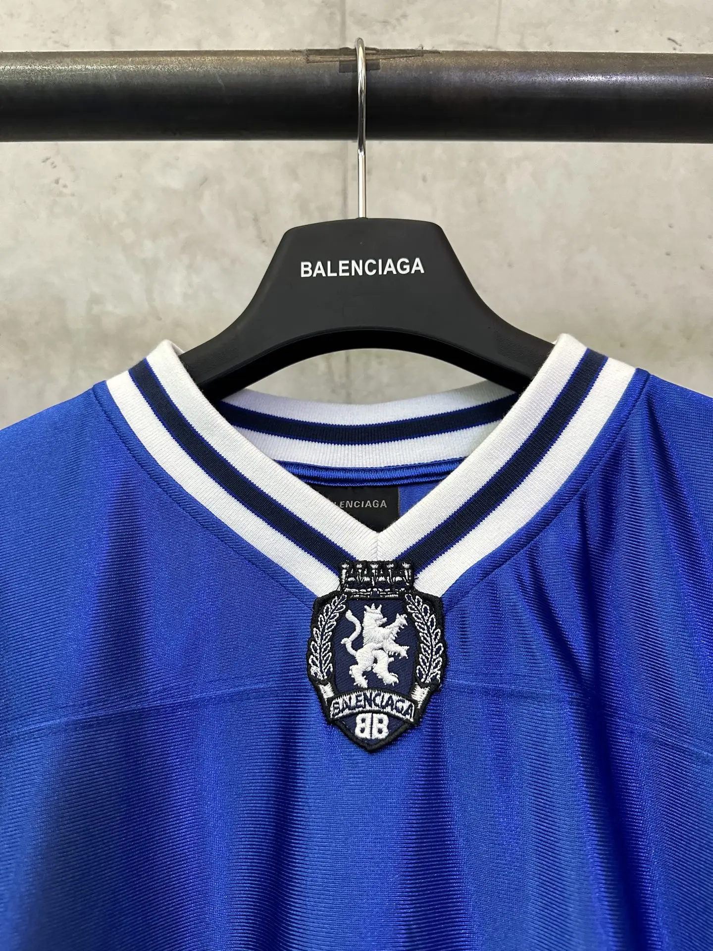 Logo-Embroidered V-Neck Rugby Jersey T-Shirt D22011210 — view 7