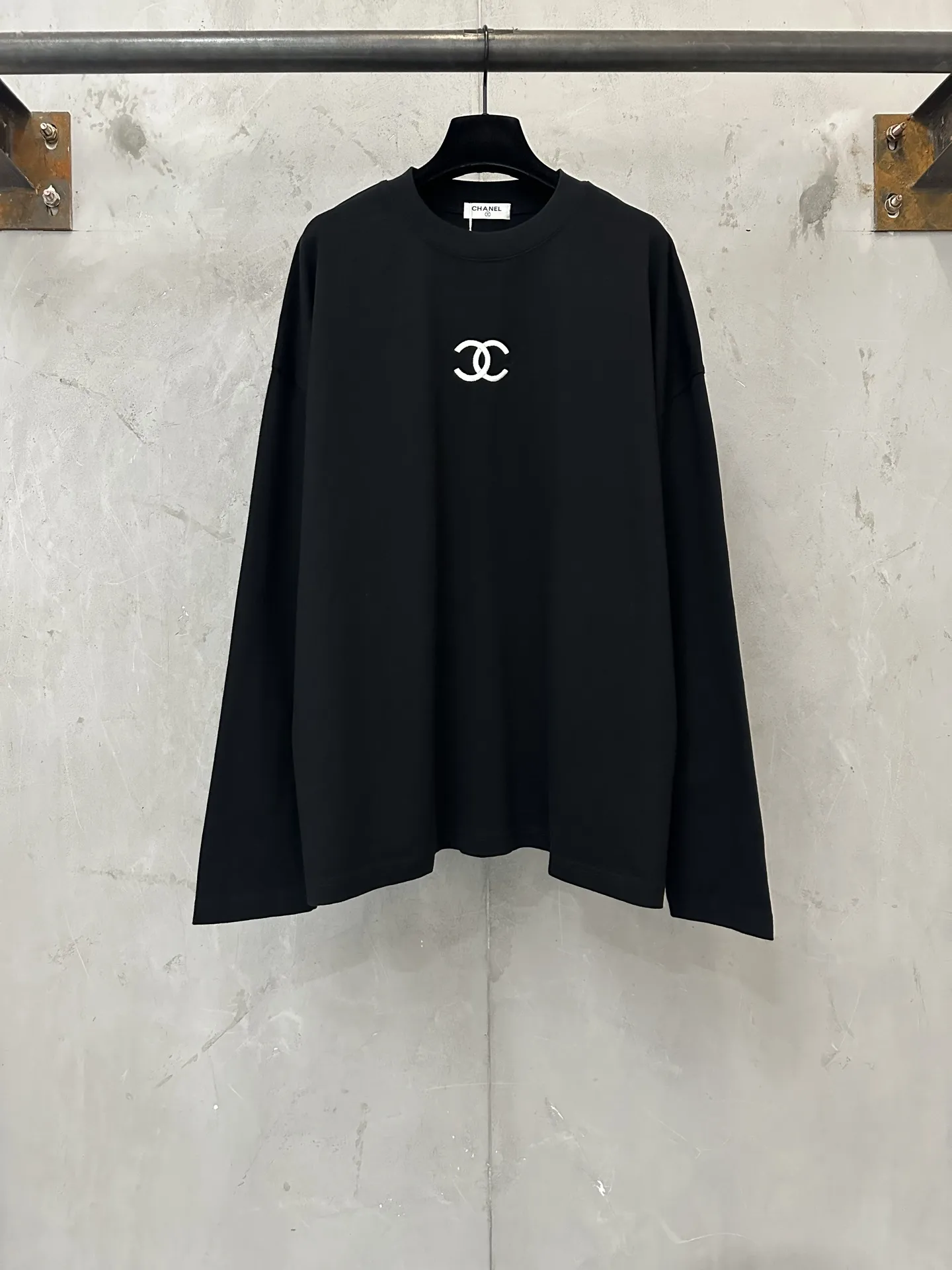 Logo Embroidered Long-Sleeve T-Shirt D22023084