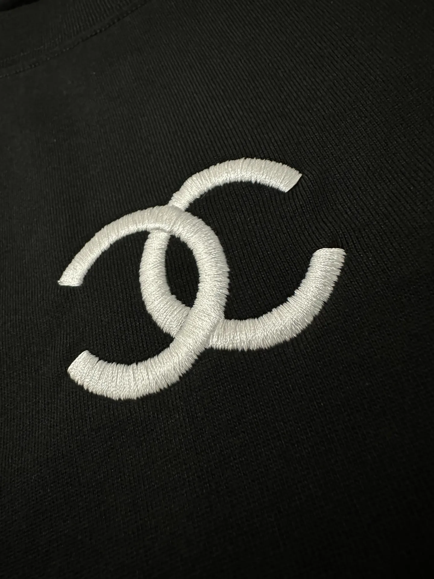 Logo Embroidered Long-Sleeve T-Shirt D22023084 — view 8