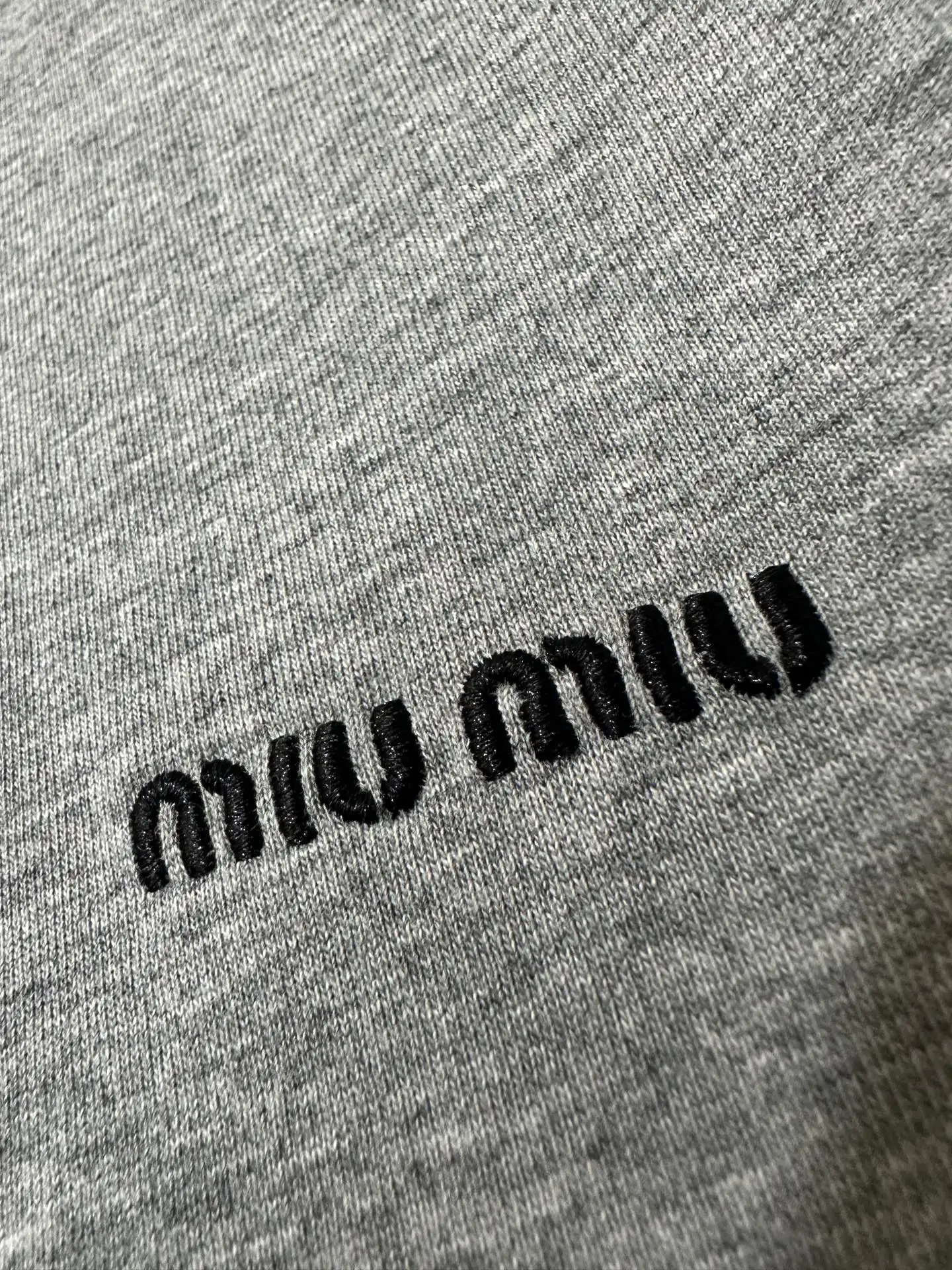 Embroidered Logo Long-Sleeve T-Shirt D22020475 — view 8