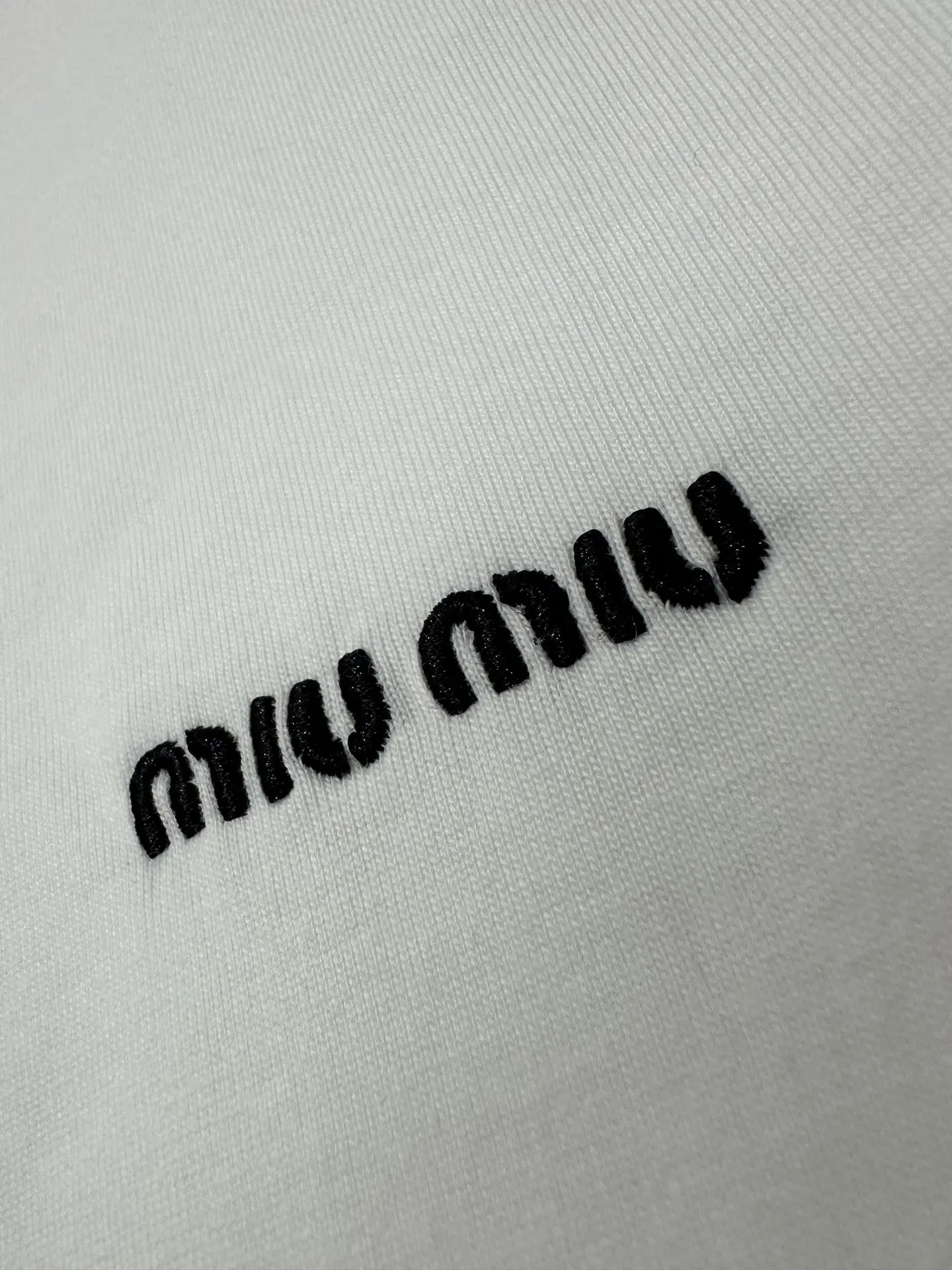 Logo-Embroidered Long-Sleeve T-Shirt D22020476 — view 8
