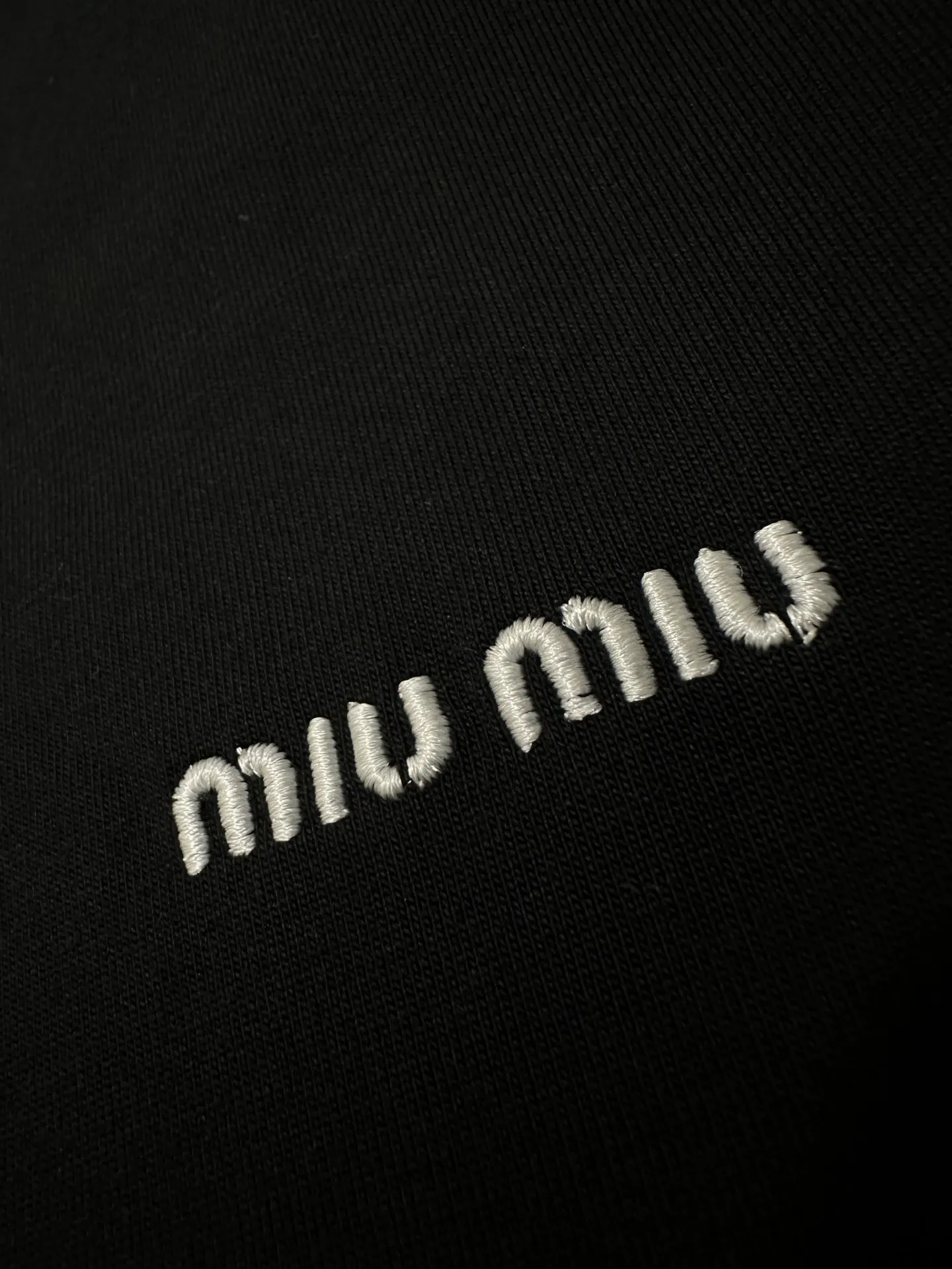 Logo-Embroidered Long-Sleeved T-Shirt D22020474 — view 8