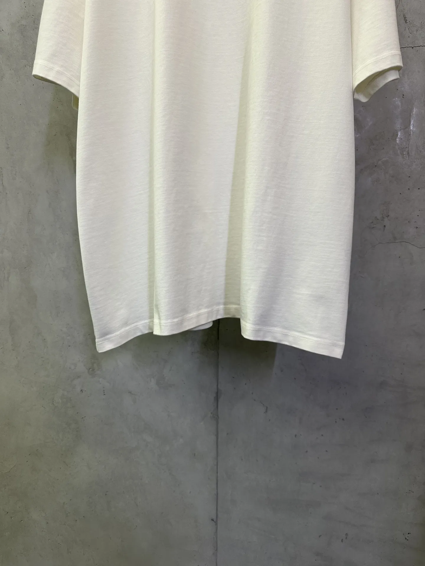 Givenchy Logo Print Heavyweight Cotton T-Shirt D22012463 — view 4