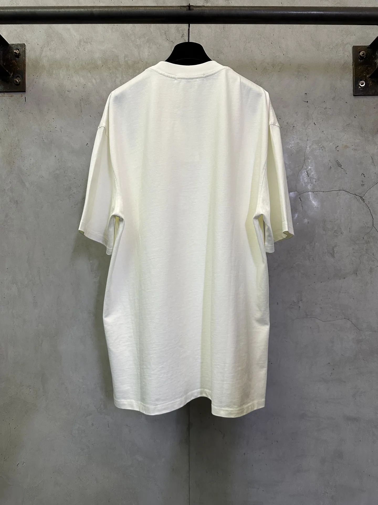 Pearl-Embellished Logo Heavyweight T-Shirt D22512374 — view 2