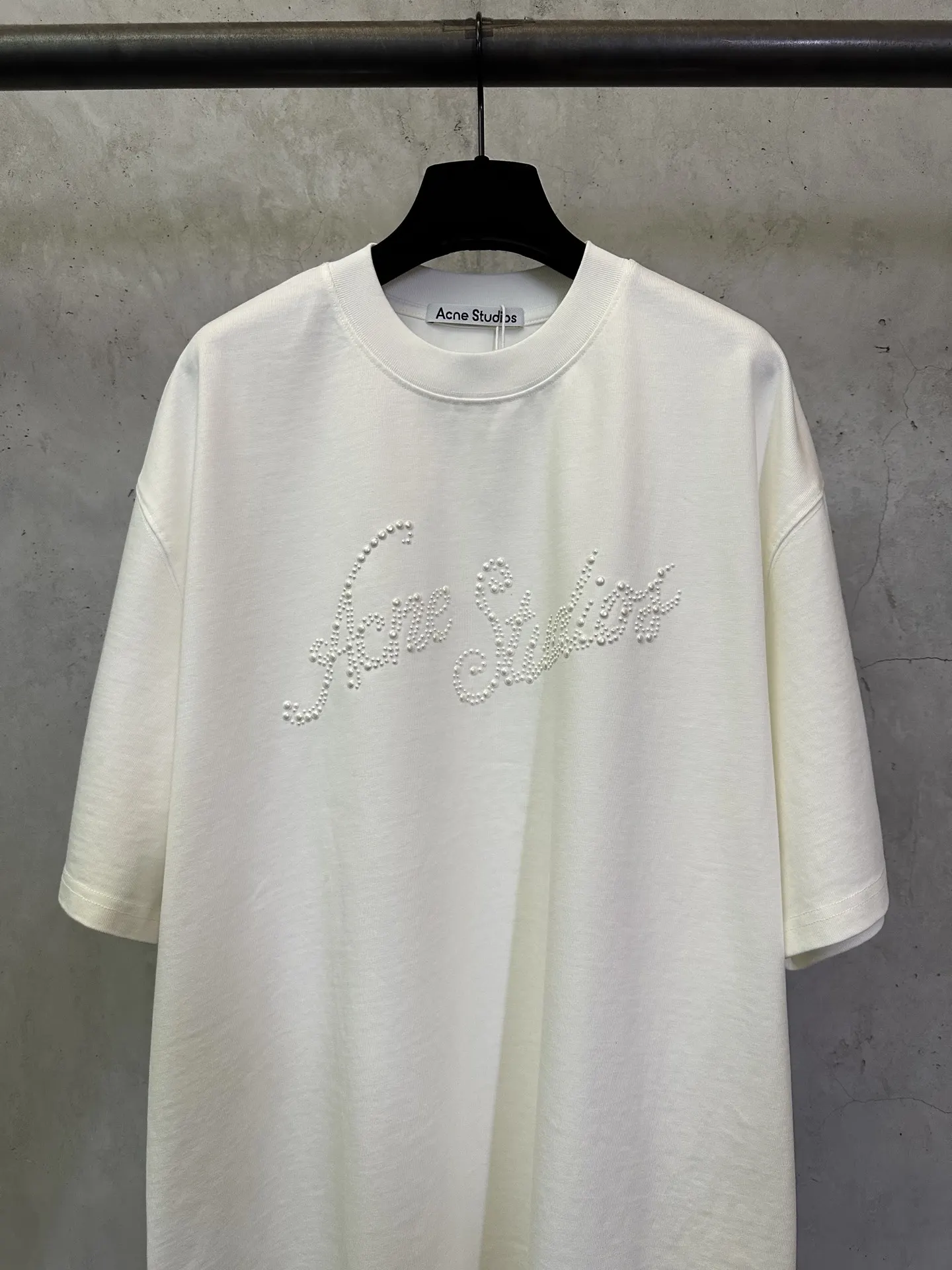 Pearl-Embellished Logo Heavyweight T-Shirt D22512374 — view 3