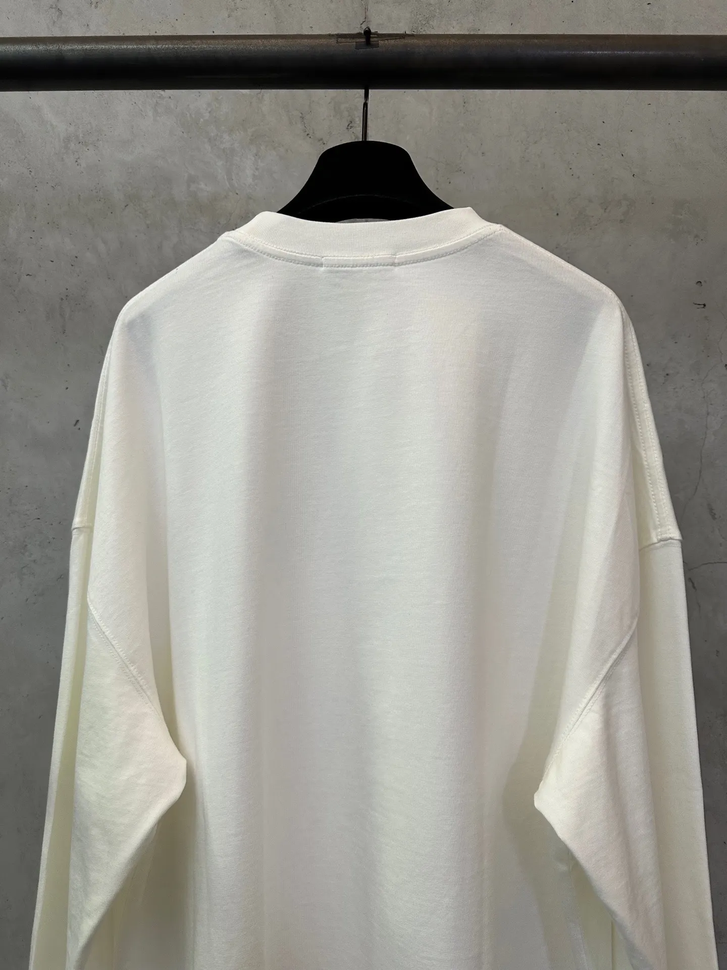 Logo Print Heavyweight Cotton Long-Sleeve T-Shirt D23020463 — view 5