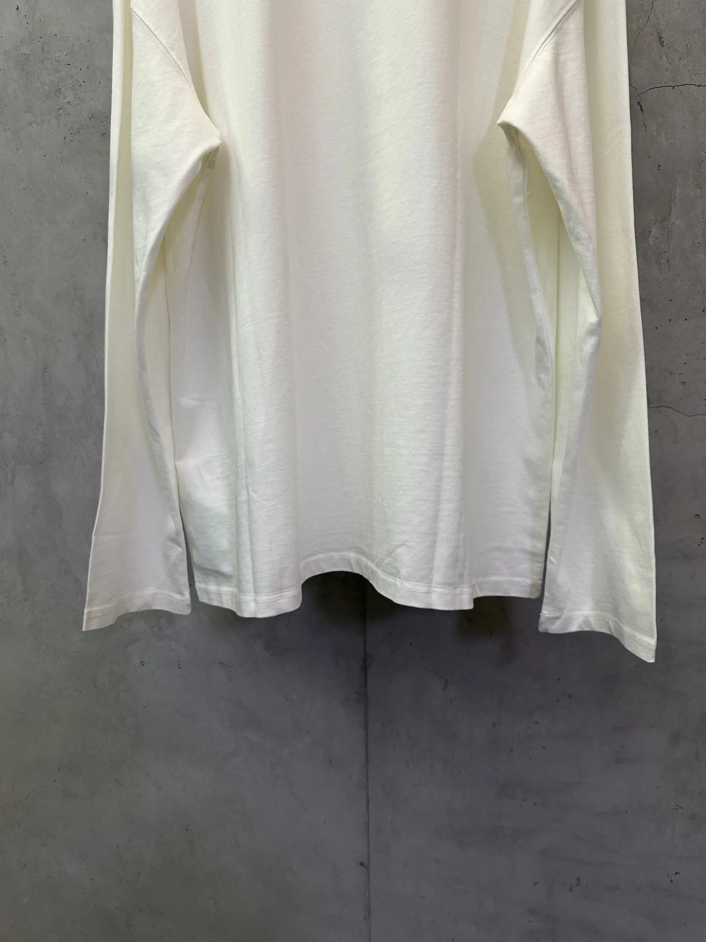 Logo Print Heavyweight Cotton Long-Sleeve T-Shirt D23020463 — view 6