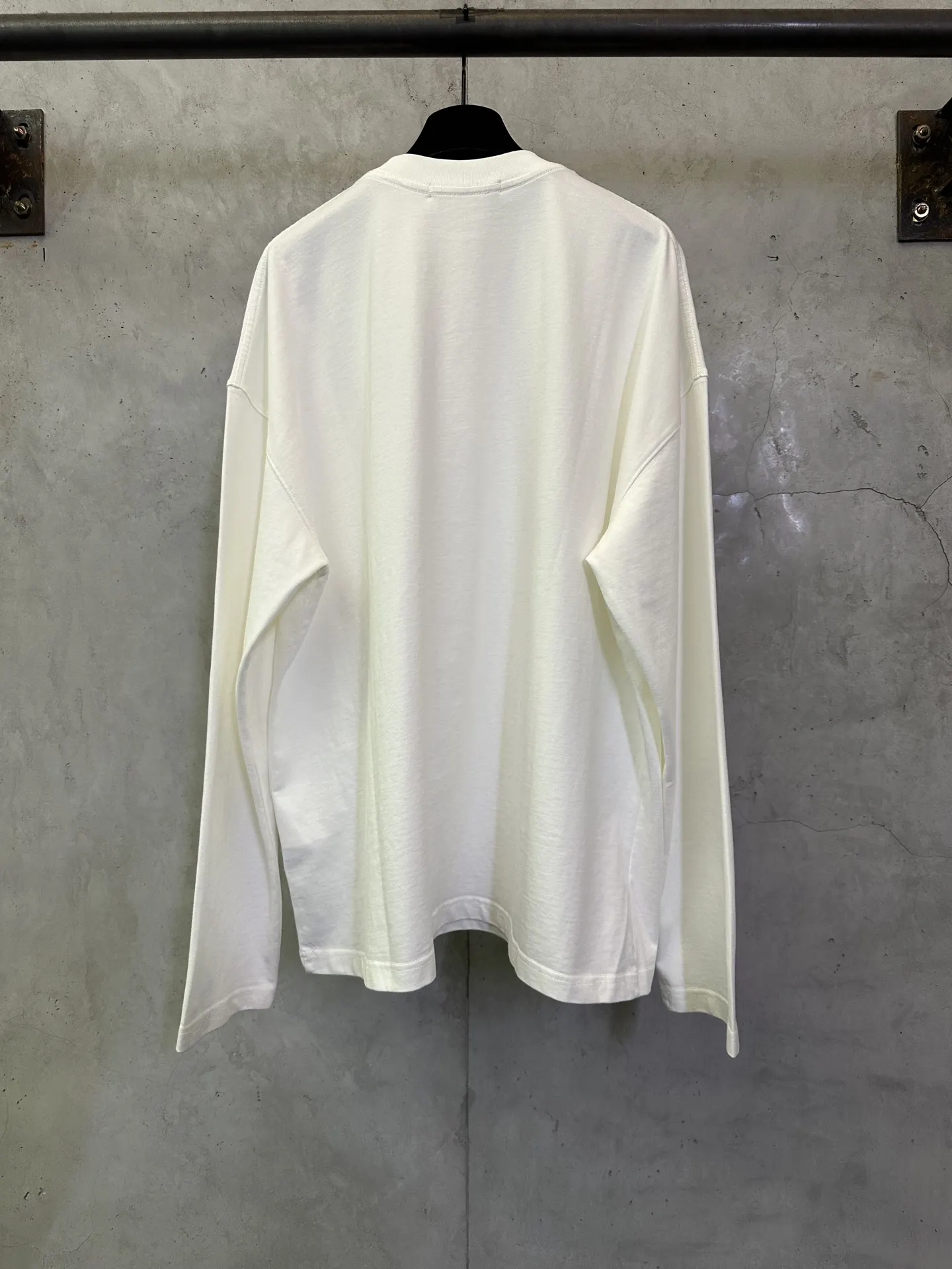 Logo Graphic Long-Sleeve T-Shirt D24012474 — view 2
