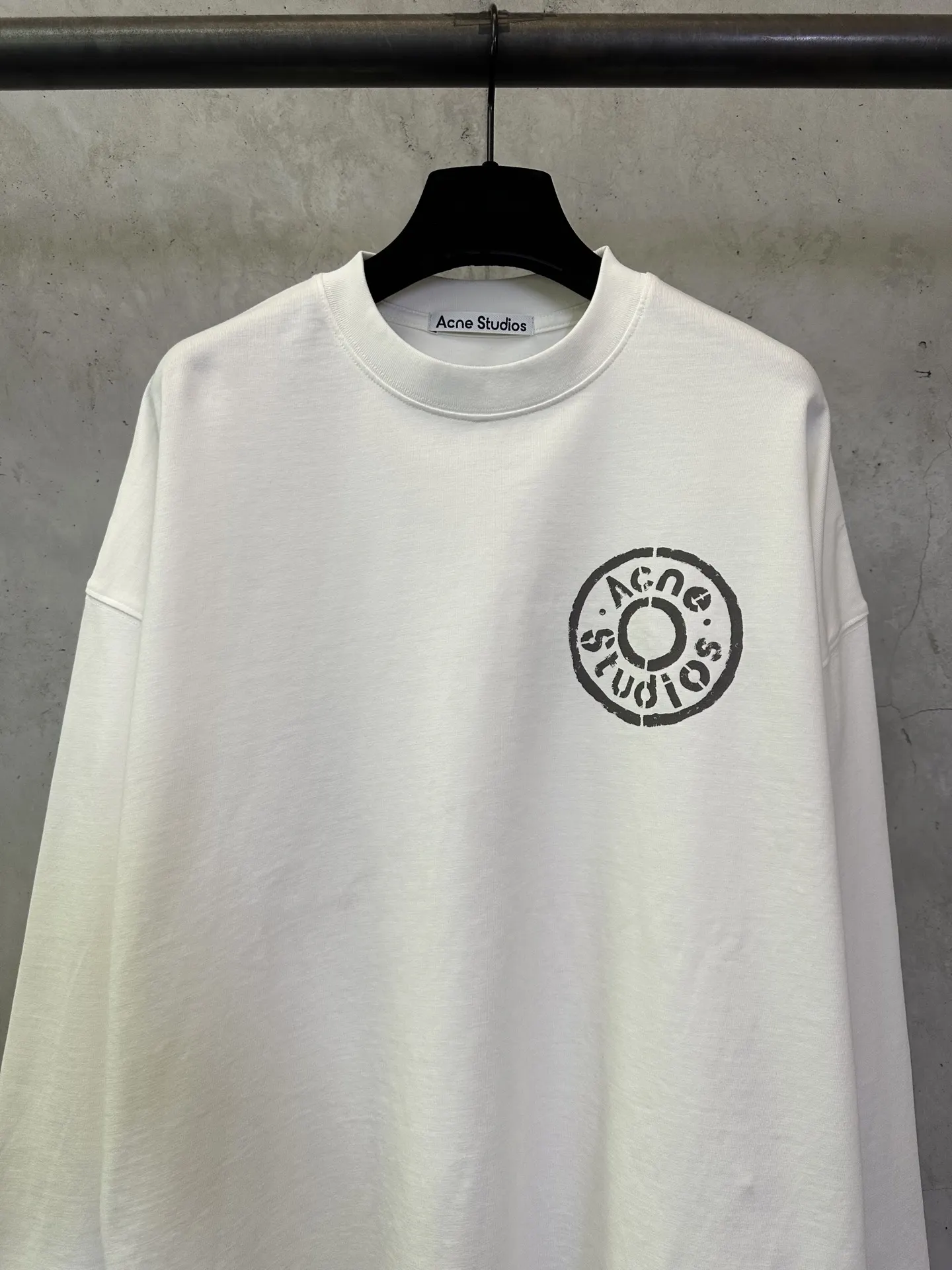 Logo Graphic Long-Sleeve T-Shirt D24012474 — view 3