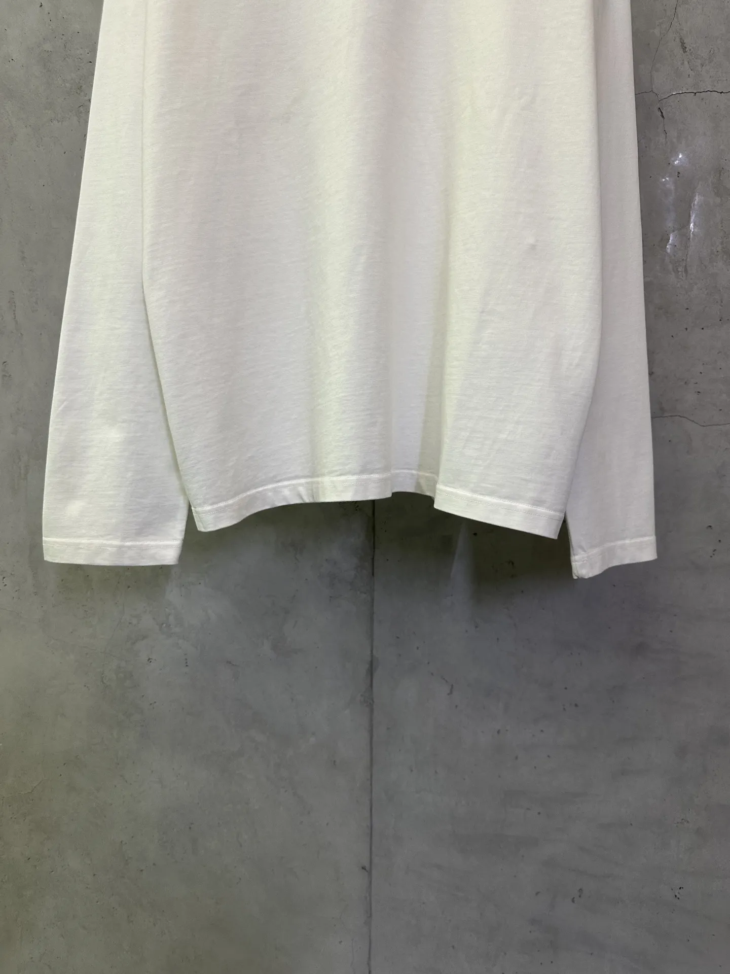 Logo Graphic Long-Sleeve T-Shirt D24012474 — view 4