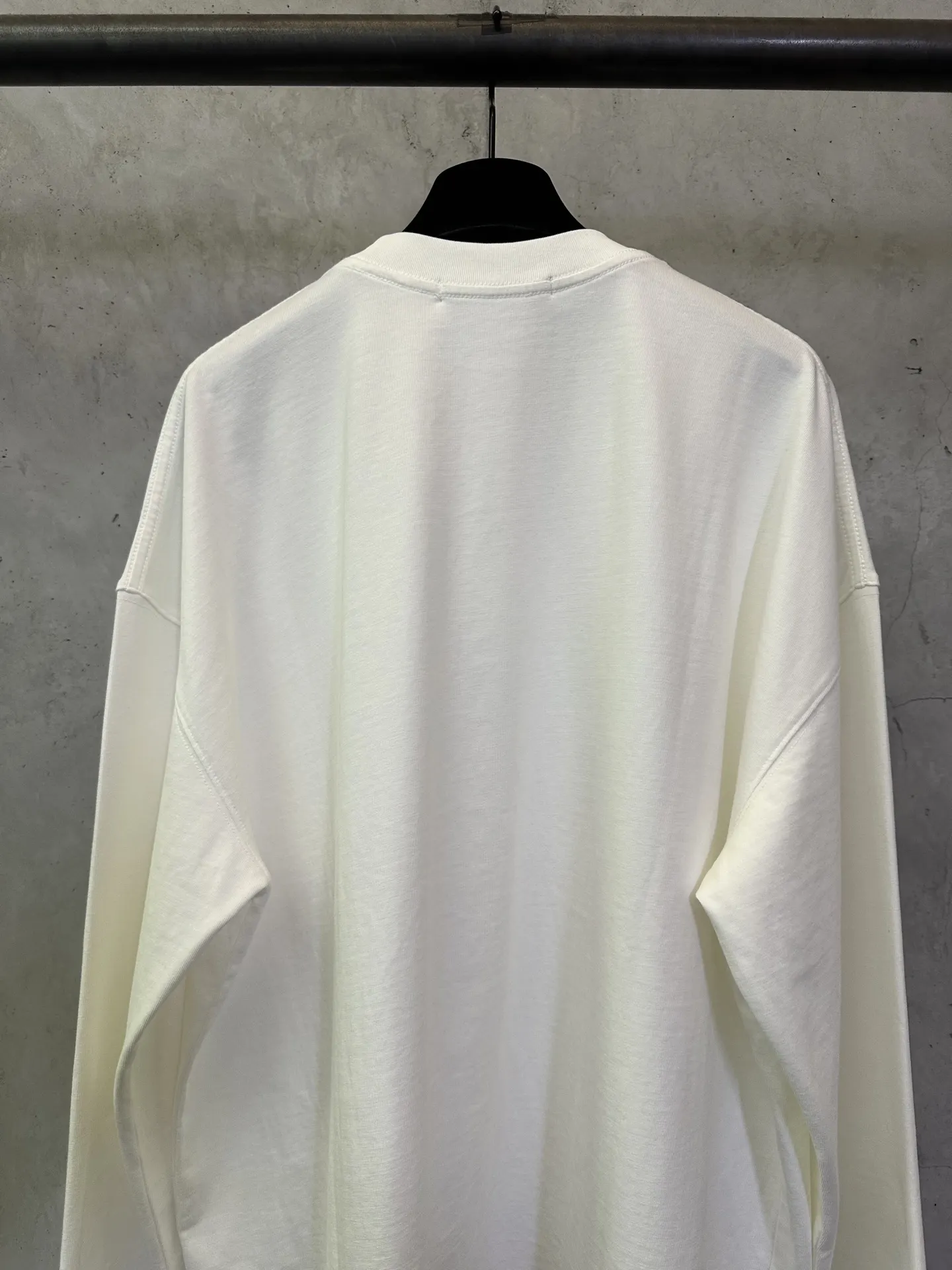 Logo Graphic Long-Sleeve T-Shirt D24012474 — view 5