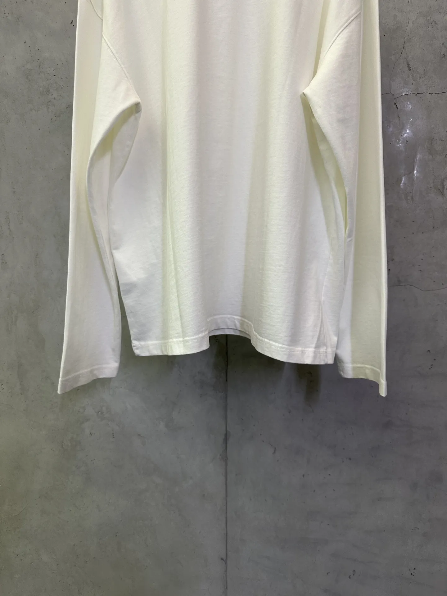 Logo Graphic Long-Sleeve T-Shirt D24012474 — view 6
