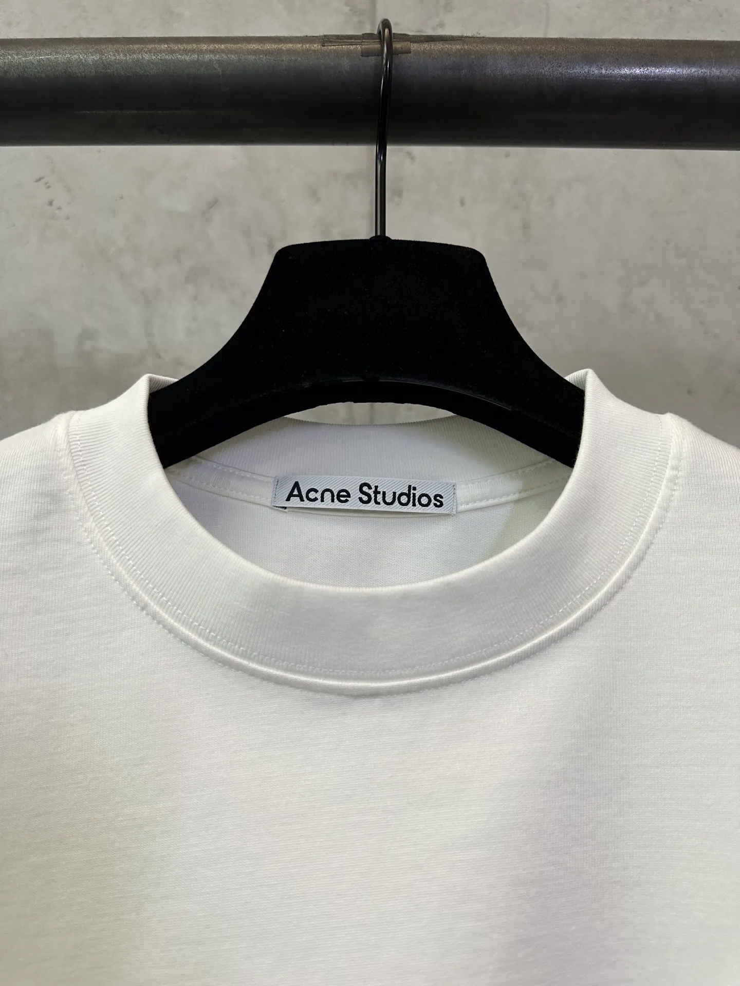 Logo Graphic Long-Sleeve T-Shirt D24012474 — view 7