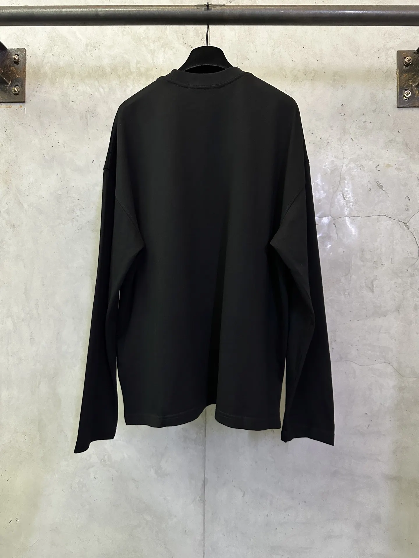 Logo Graphic Long-Sleeve T-Shirt D24012473 — view 2