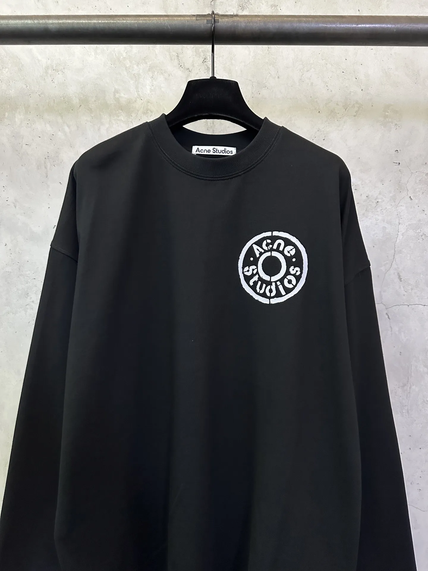 Logo Graphic Long-Sleeve T-Shirt D24012473 — view 3