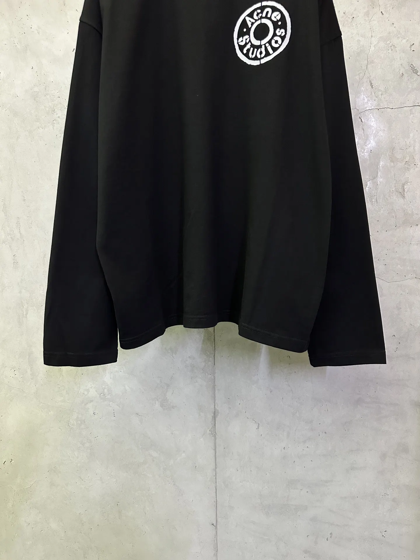 Logo Graphic Long-Sleeve T-Shirt D24012473 — view 4