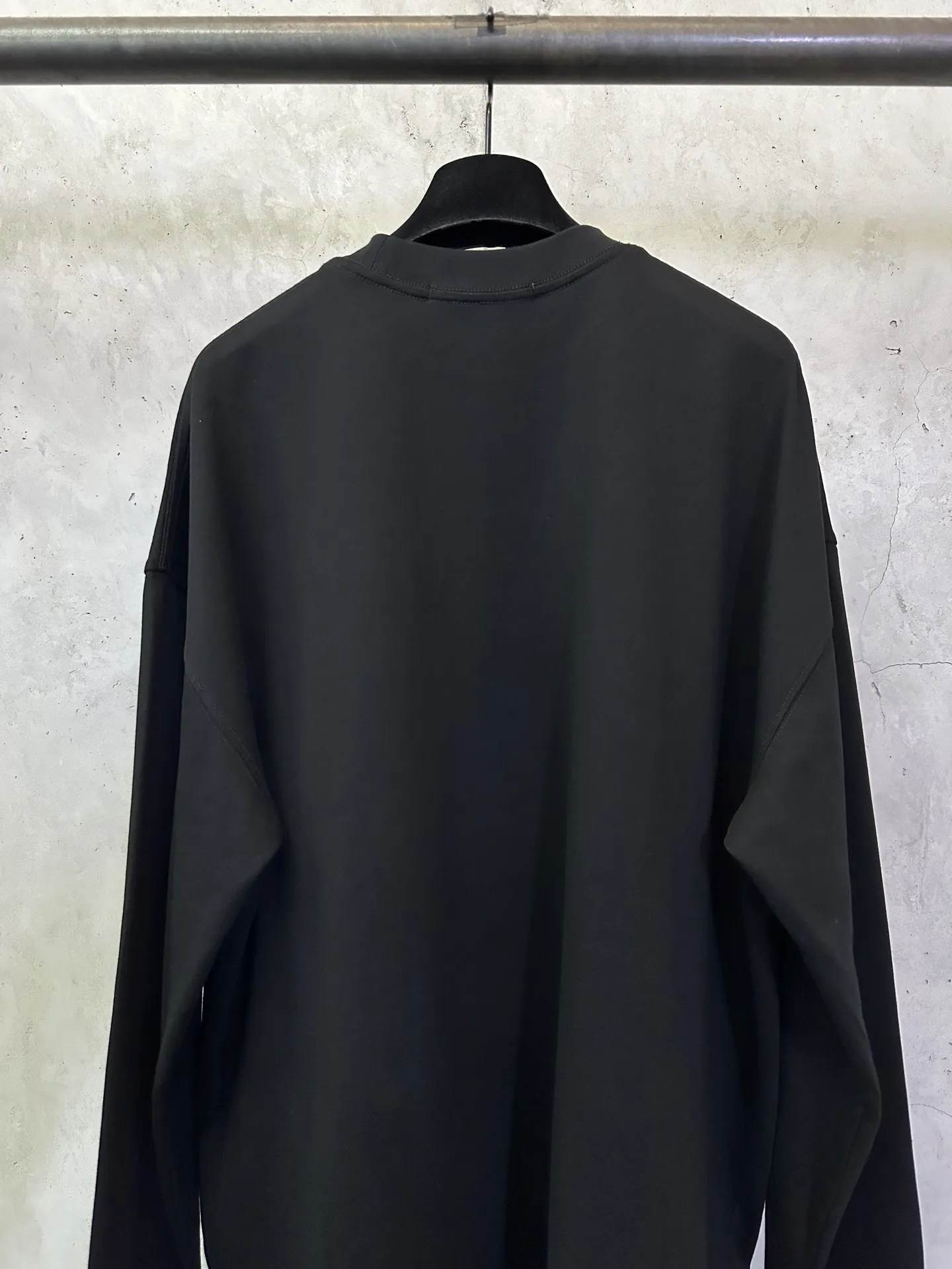 Logo Graphic Long-Sleeve T-Shirt D24012473 — view 5