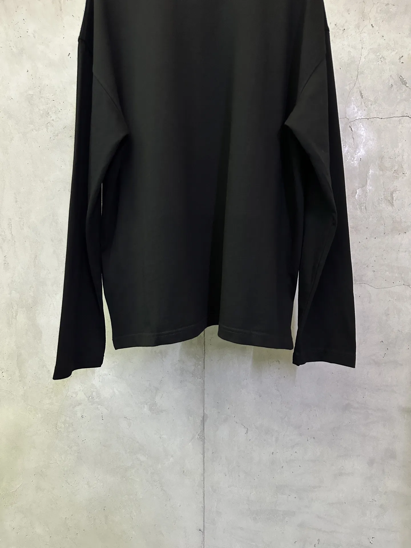 Logo Graphic Long-Sleeve T-Shirt D24012473 — view 6