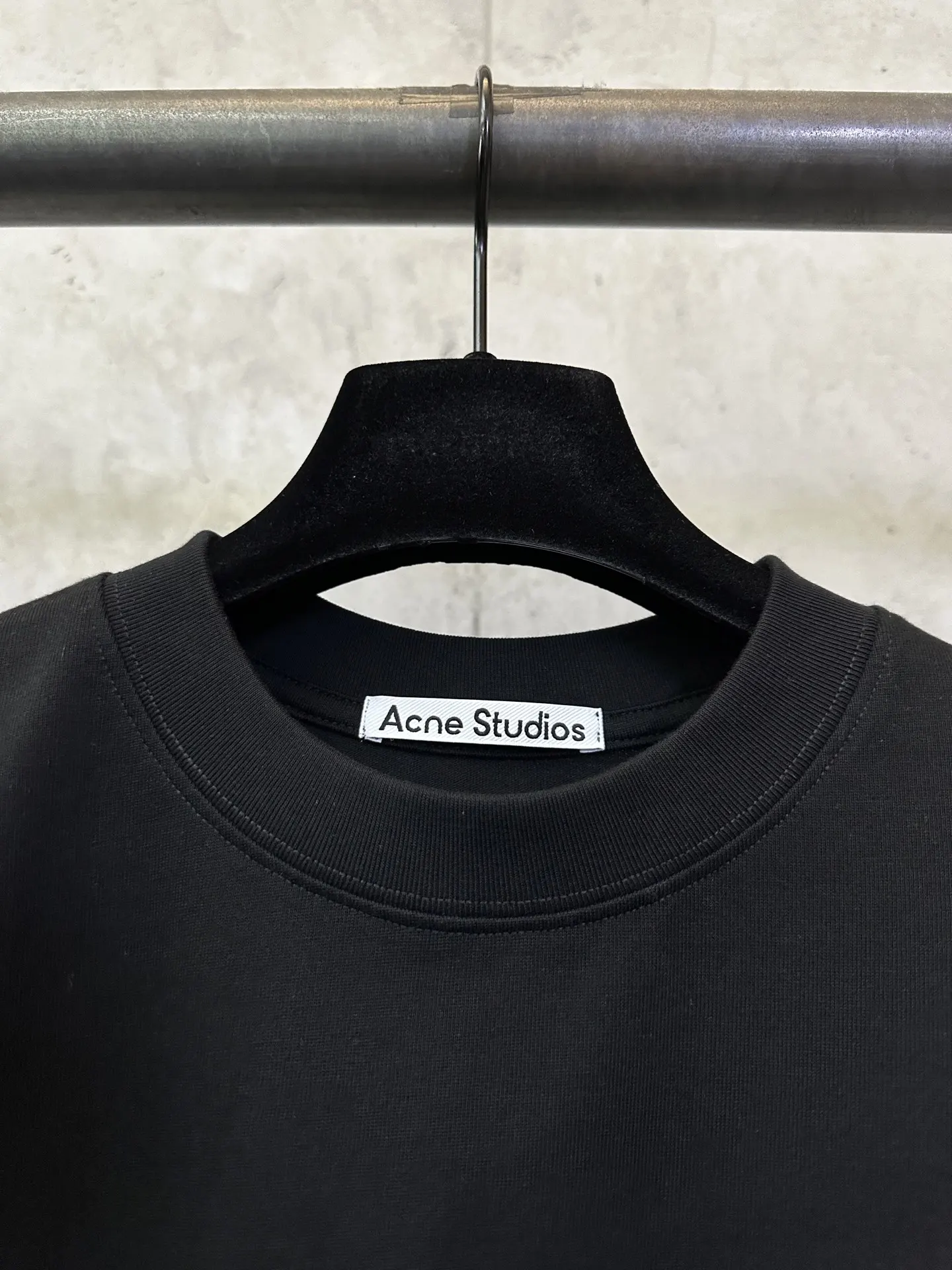 Logo Graphic Long-Sleeve T-Shirt D24012473 — view 7