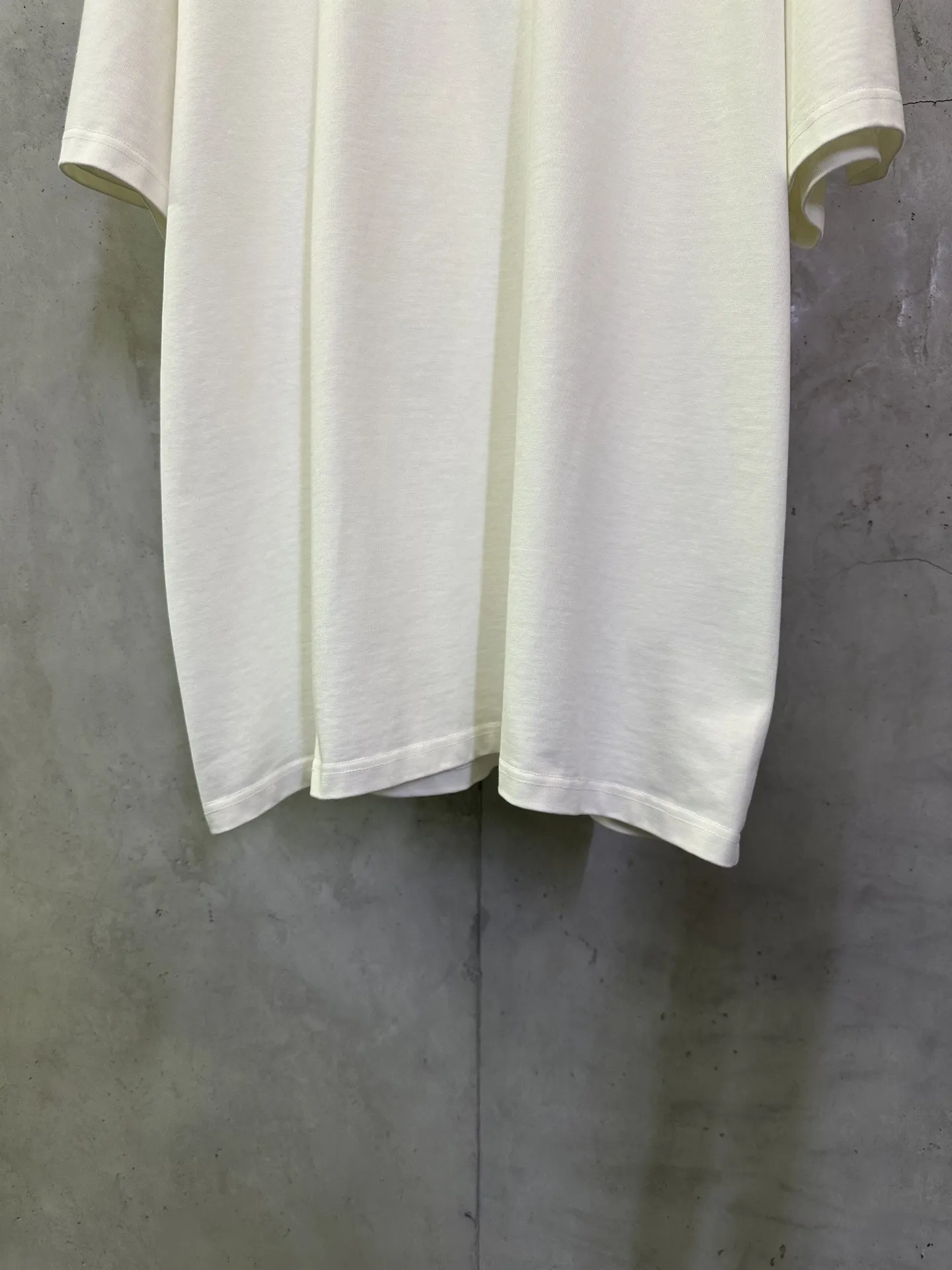 Logo Embossed Heavyweight Cotton T-Shirt D24012503 — view 4