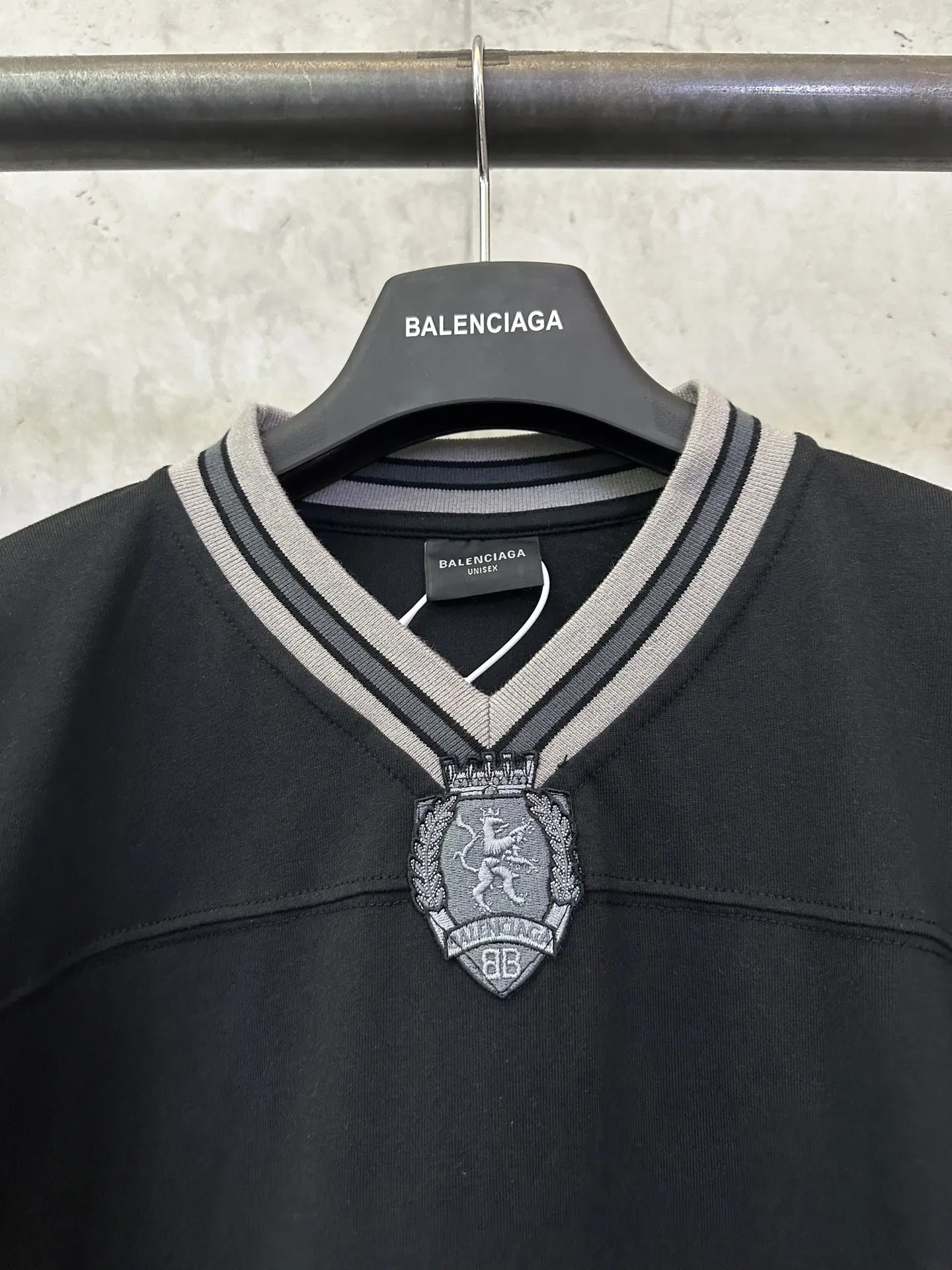 Football Series Embroidered V-Neck Jersey D24511504 — view 7