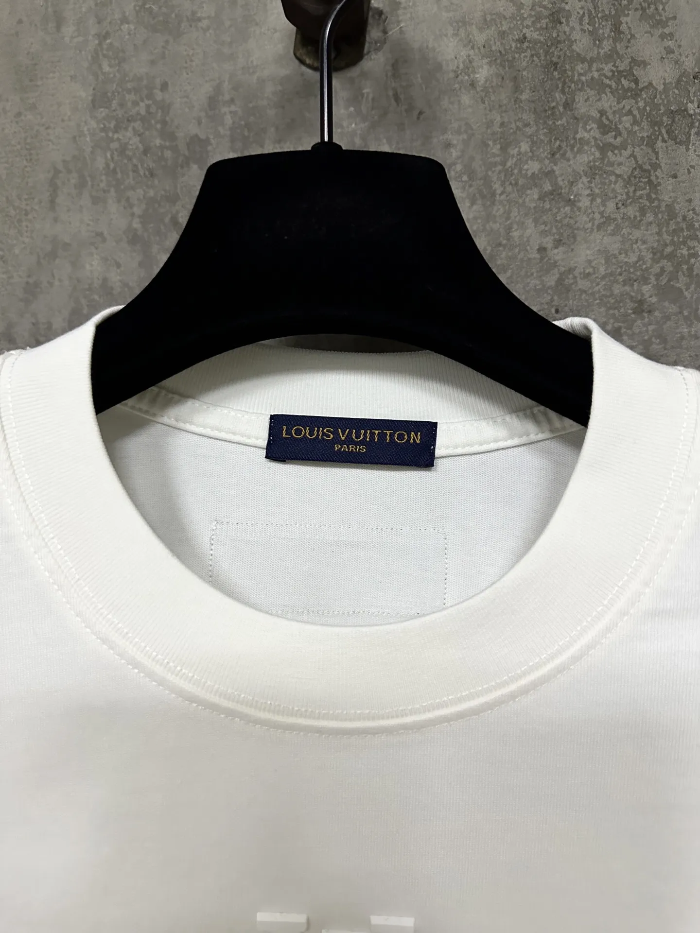 Embossed Logo Long-Sleeve T-Shirt D25015323 — view 7