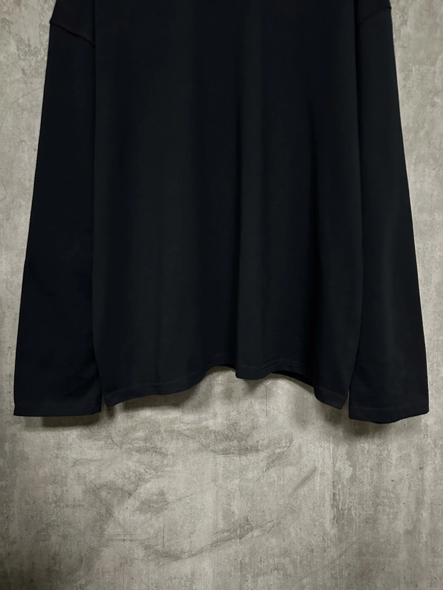 LV Logo Embossed Long-Sleeve T-Shirt D25015324 — view 4