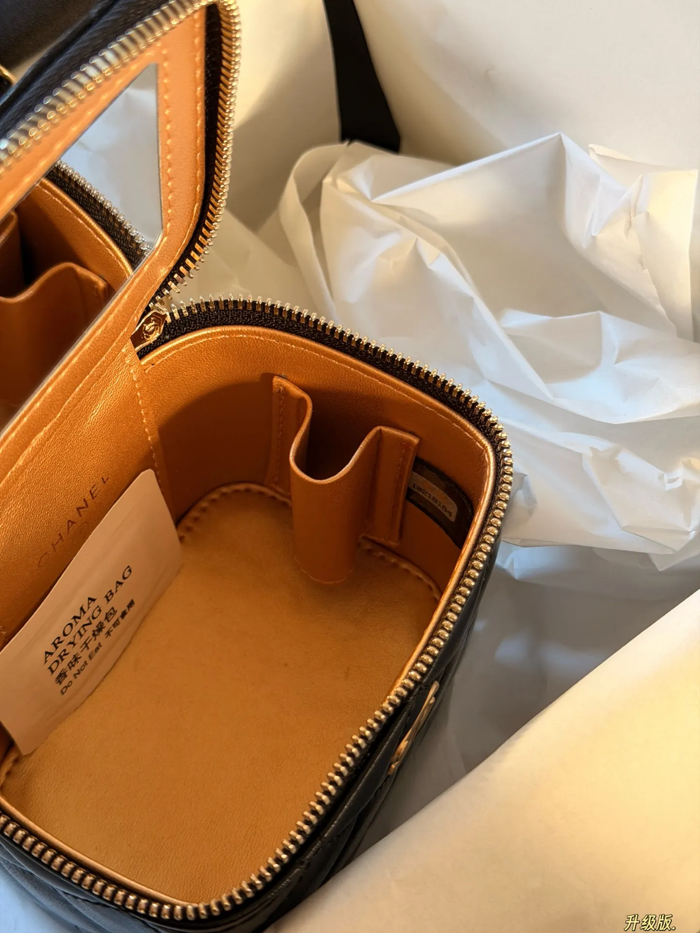 Chanel Quilted Mini Vanity Case D25518053 — view 8