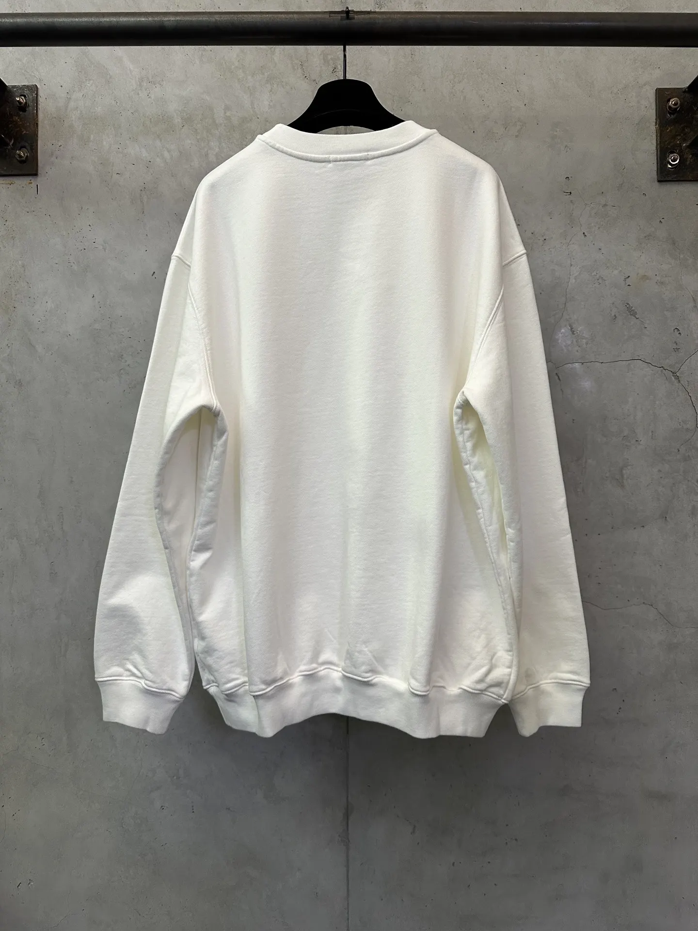 30 Montaigne Logo Crew-Neck Sweatshirt D26018864 — view 2
