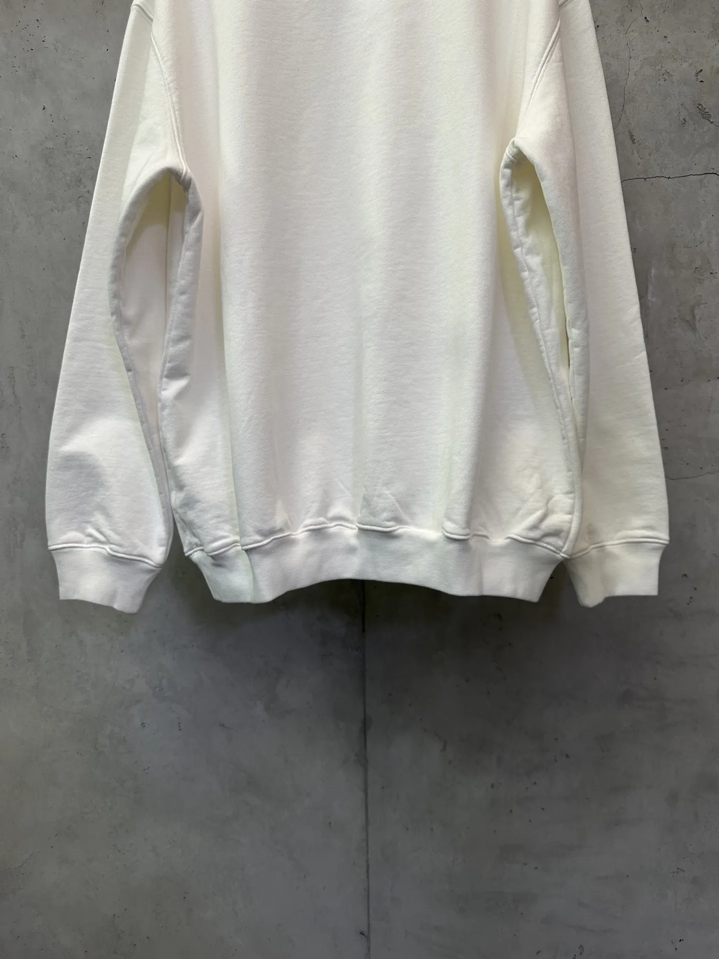 30 Montaigne Logo Crew-Neck Sweatshirt D26018864 — view 6