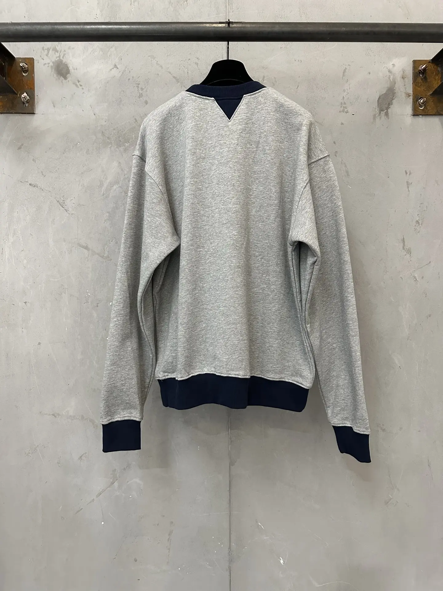 Logo Embroidery Color-Block Sweatshirt D26023147 — view 2