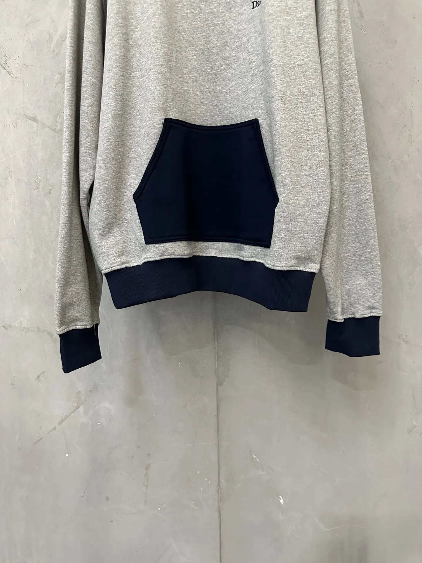 Logo Embroidery Color-Block Sweatshirt D26023147 — view 4