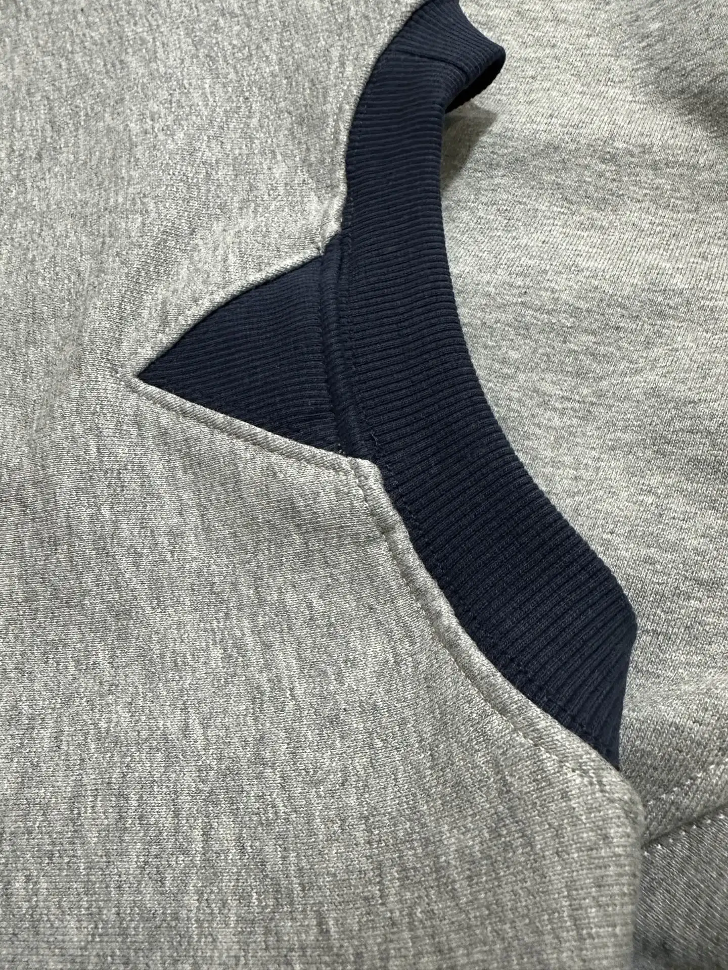 Logo Embroidery Color-Block Sweatshirt D26023147 — view 7