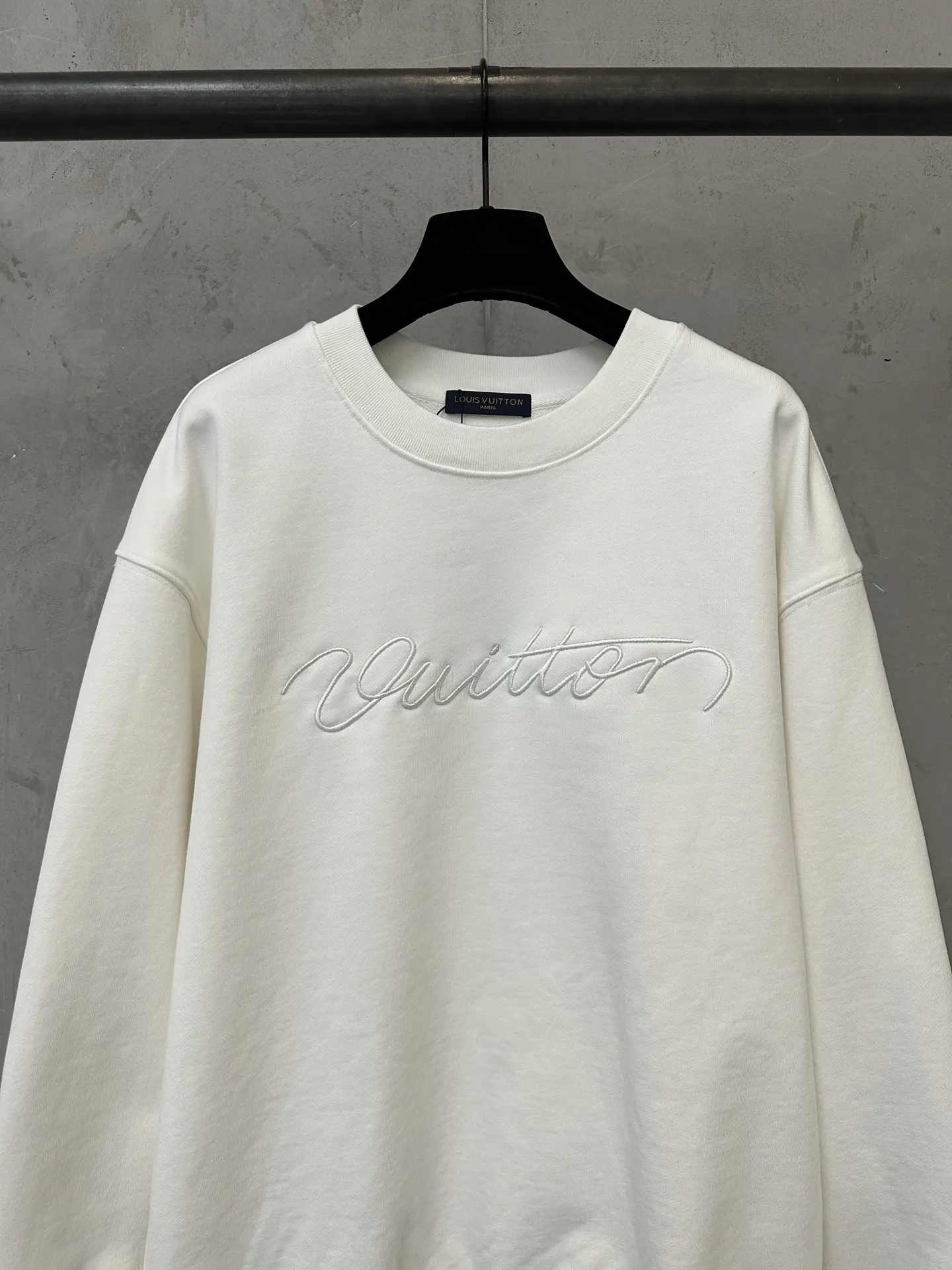 Embroidered Script Logo Crew-Neck Sweatshirt D26023136 — view 3